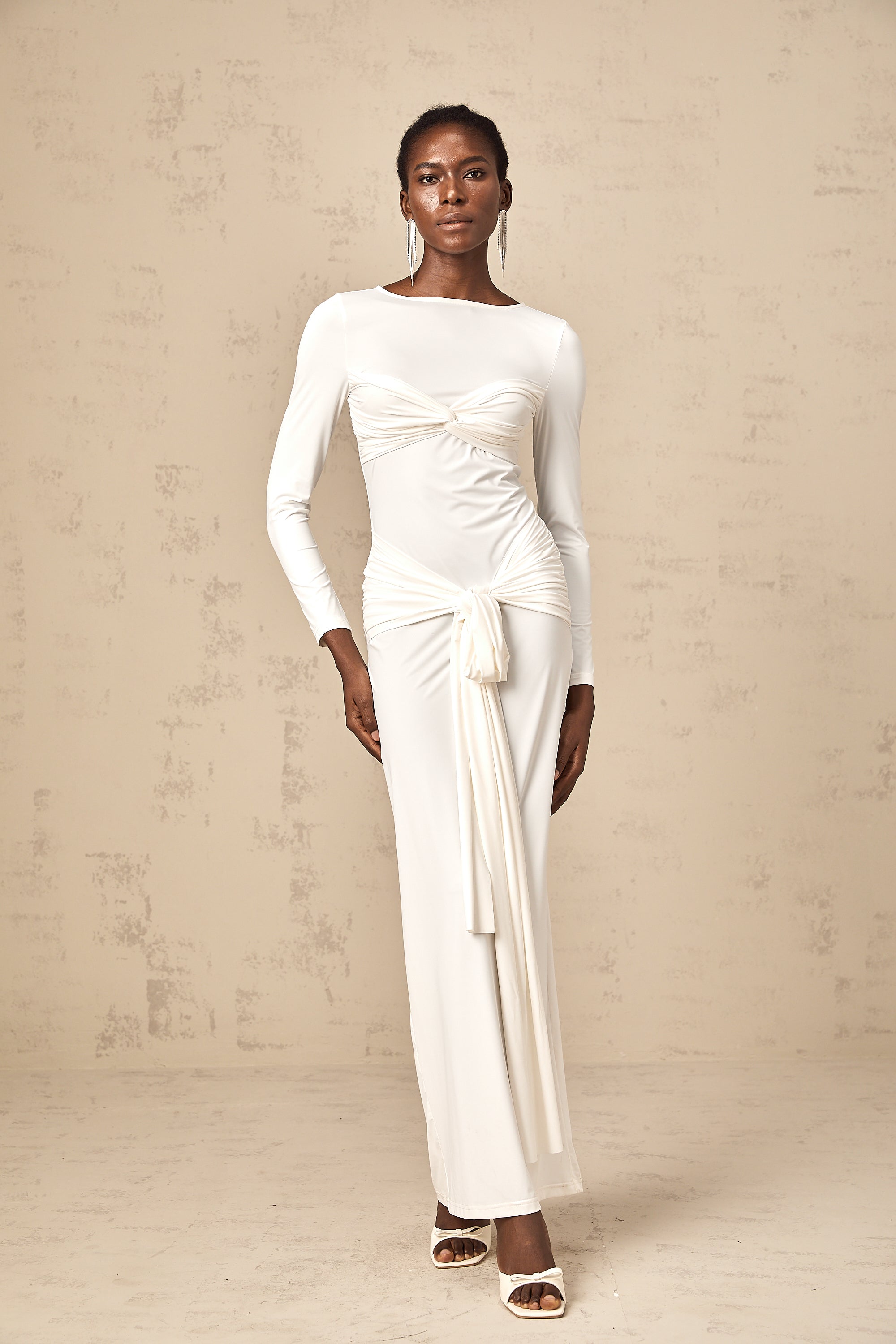 Robe longue froncée à ruban blanc et détail torsadé Elena (Vente définitive - États-Unis uniquement)