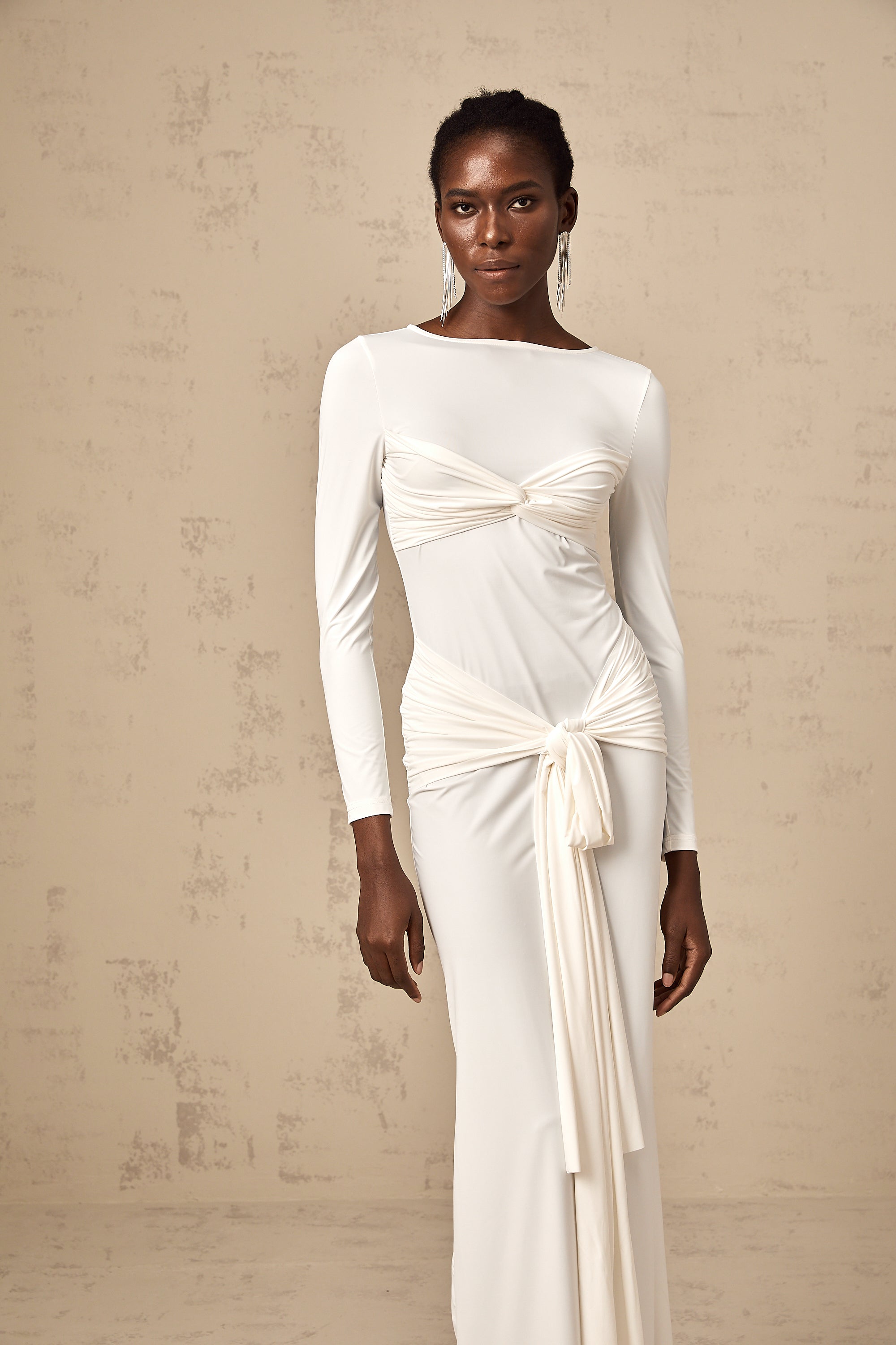 Robe longue froncée à ruban blanc et détail torsadé Elena (Vente définitive - États-Unis uniquement)
