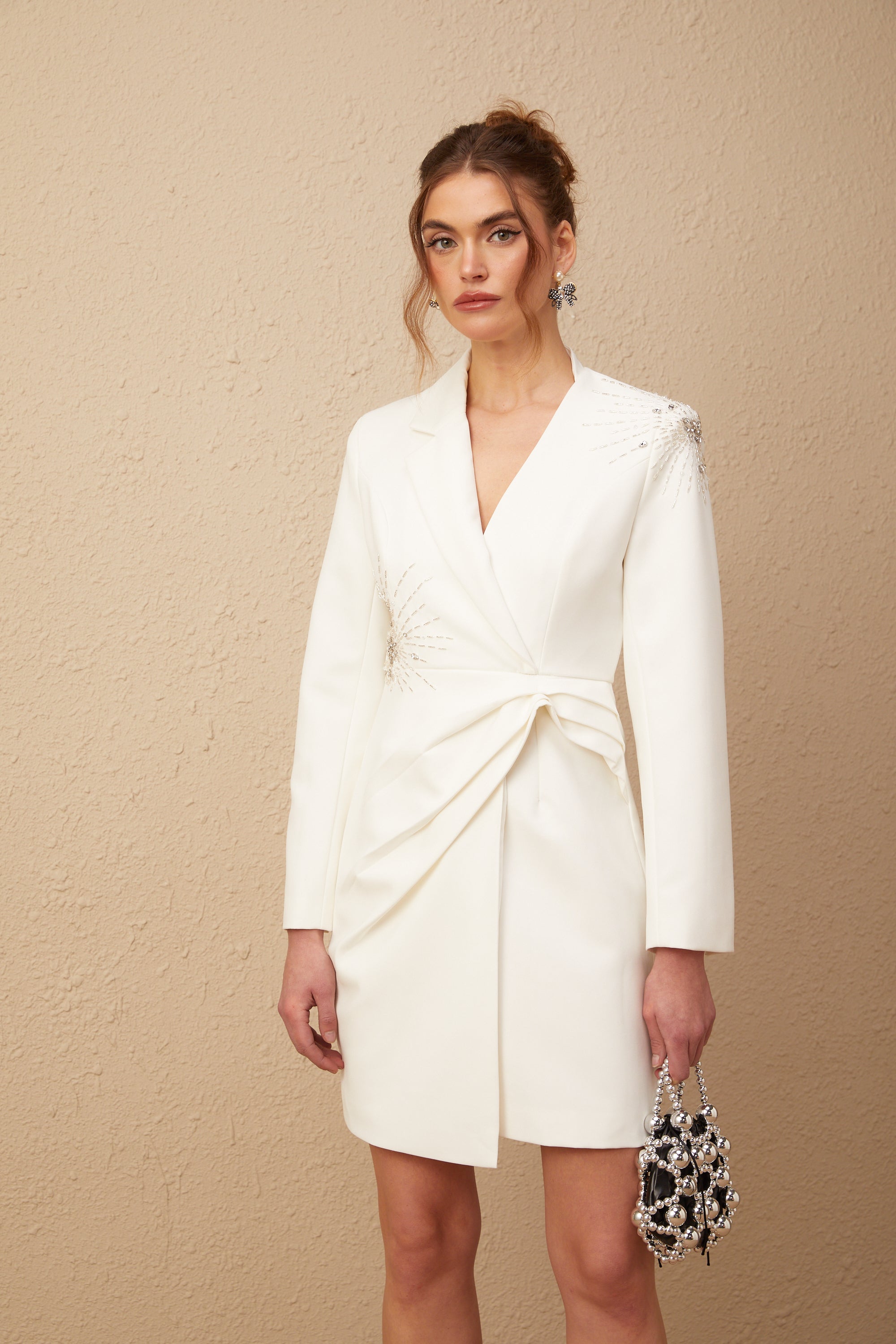 Robe-blazer asymétrique blanche à ornements « Mireille » (Vente définitive – États-Unis uniquement)