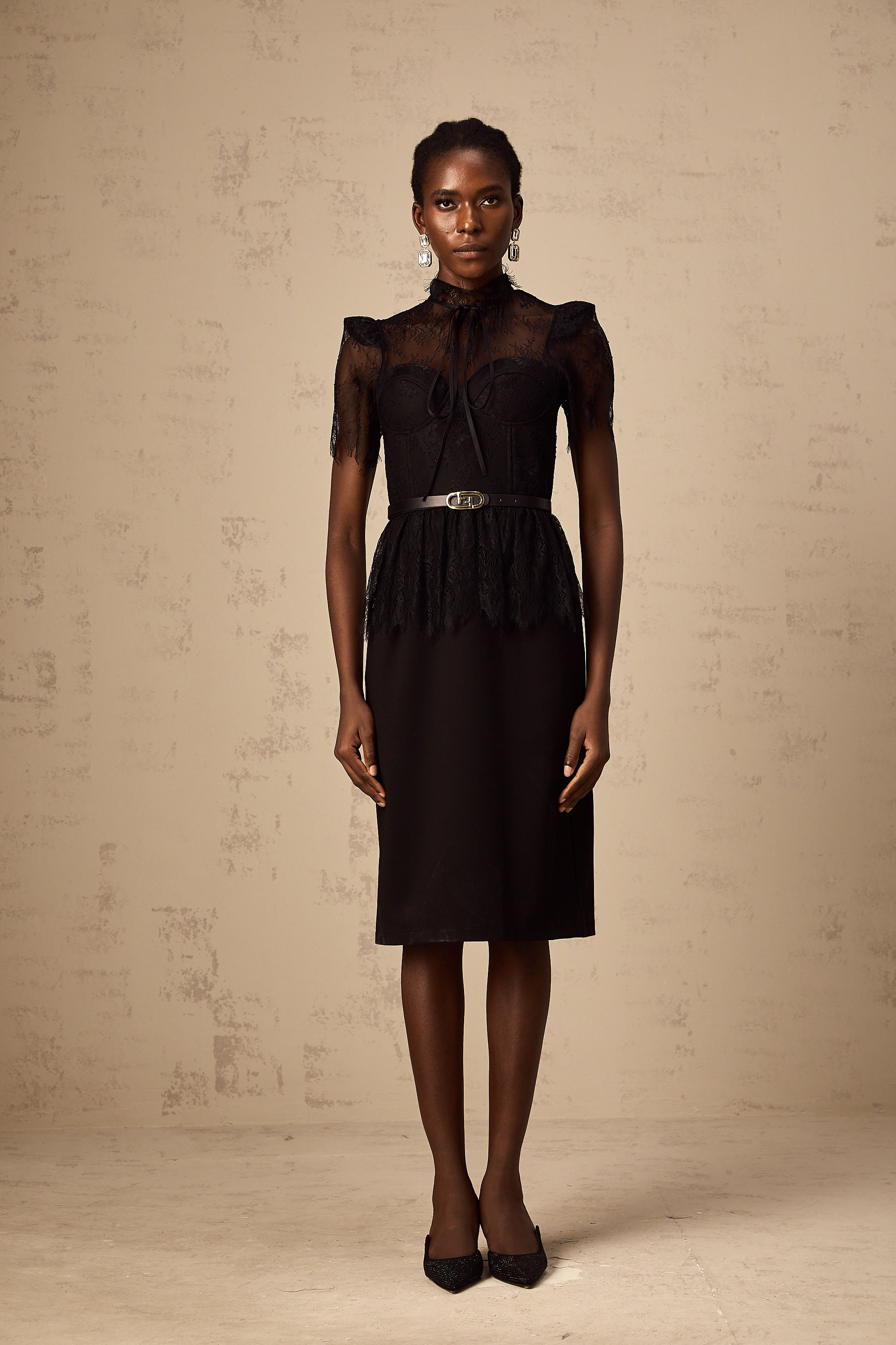 Robe mi-longue « Thérèse » à empiècements en dentelle guipure noire (sans ceinture) (Vente définitive)