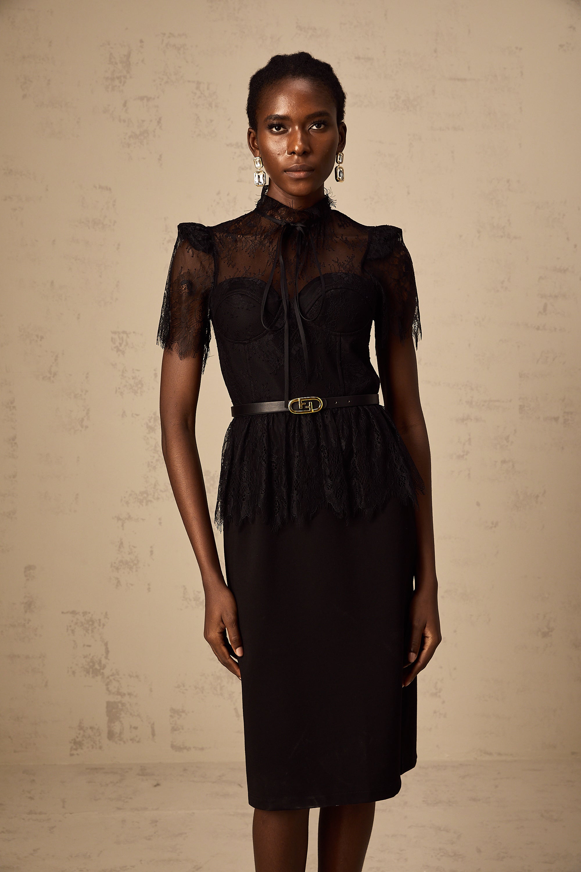Robe mi-longue « Thérèse » à empiècements en dentelle guipure noire (sans ceinture) (Vente définitive)