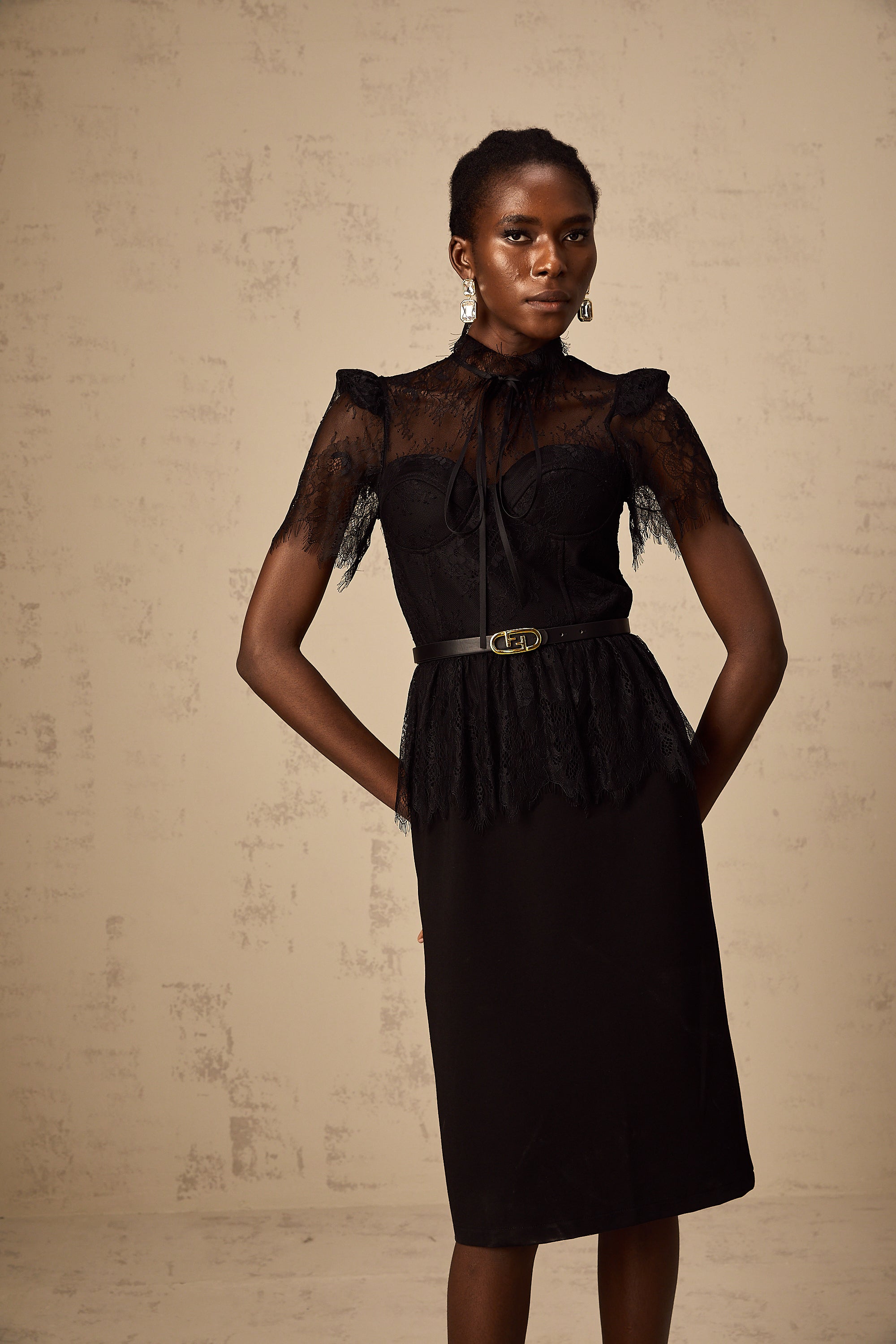 Robe mi-longue « Thérèse » à empiècements en dentelle guipure noire (sans ceinture) (Vente définitive)