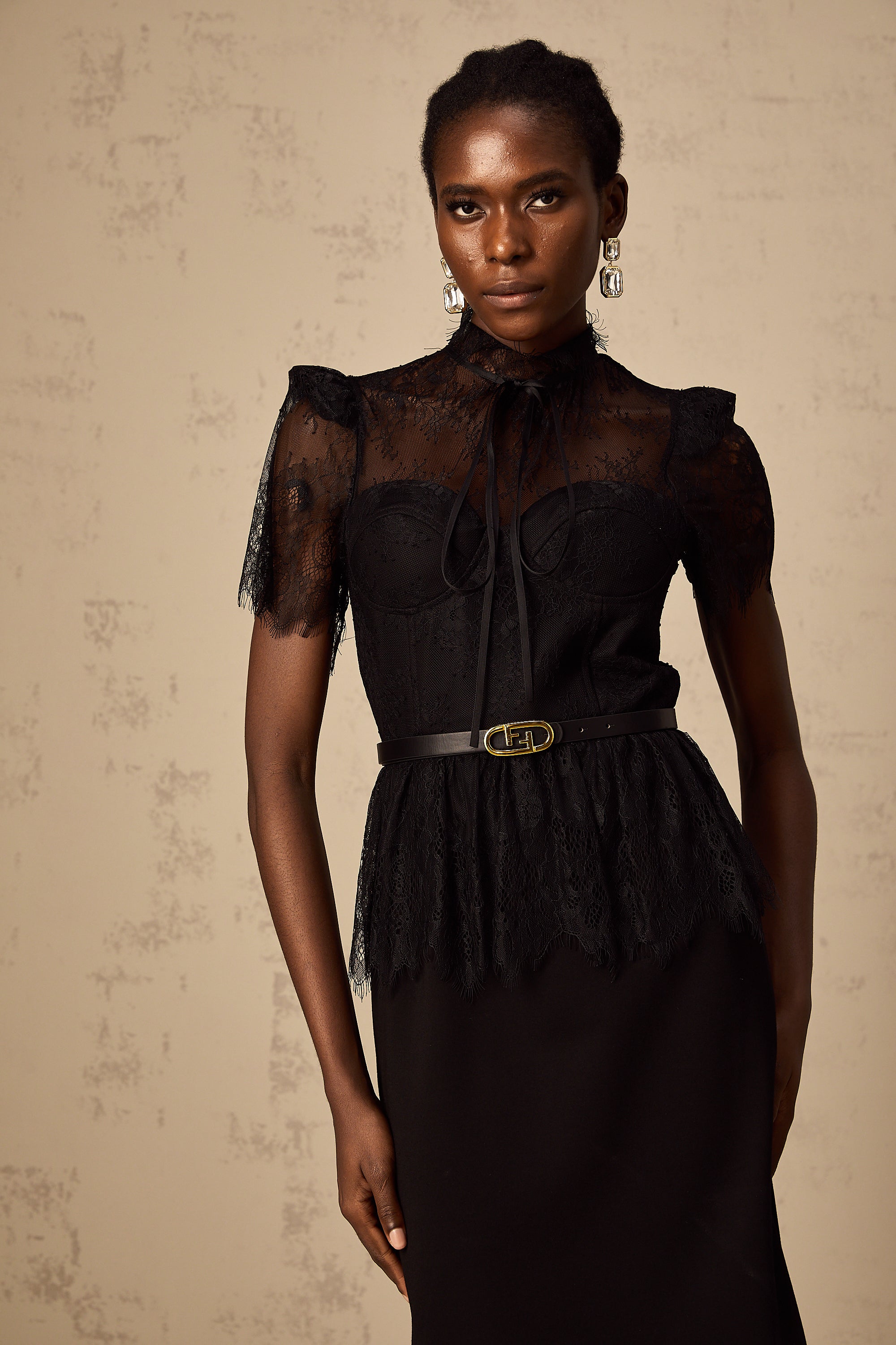 Robe mi-longue « Thérèse » à empiècements en dentelle guipure noire (sans ceinture) (Vente définitive)