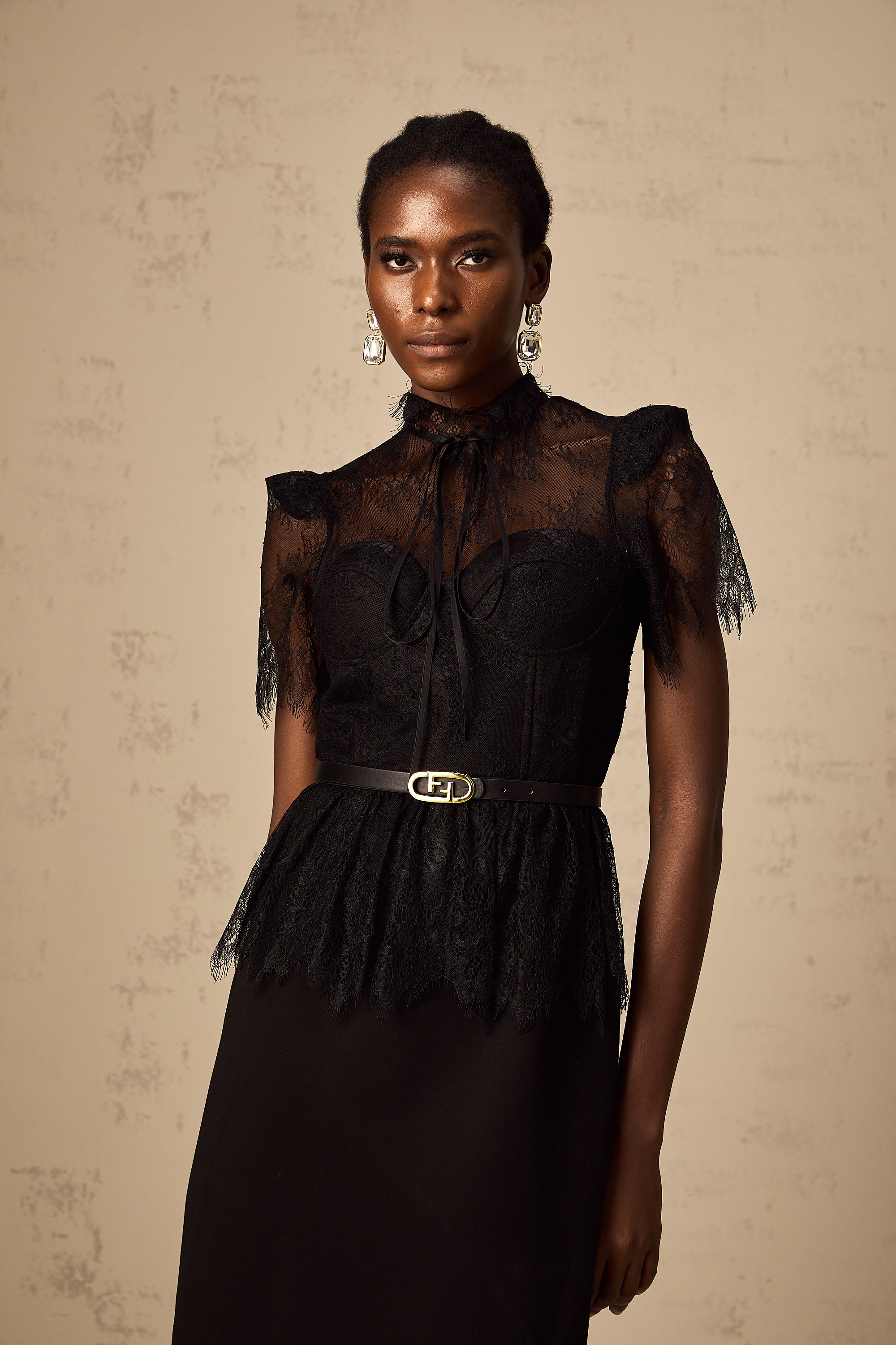 Robe mi-longue « Thérèse » à empiècements en dentelle guipure noire (sans ceinture) (Vente définitive)