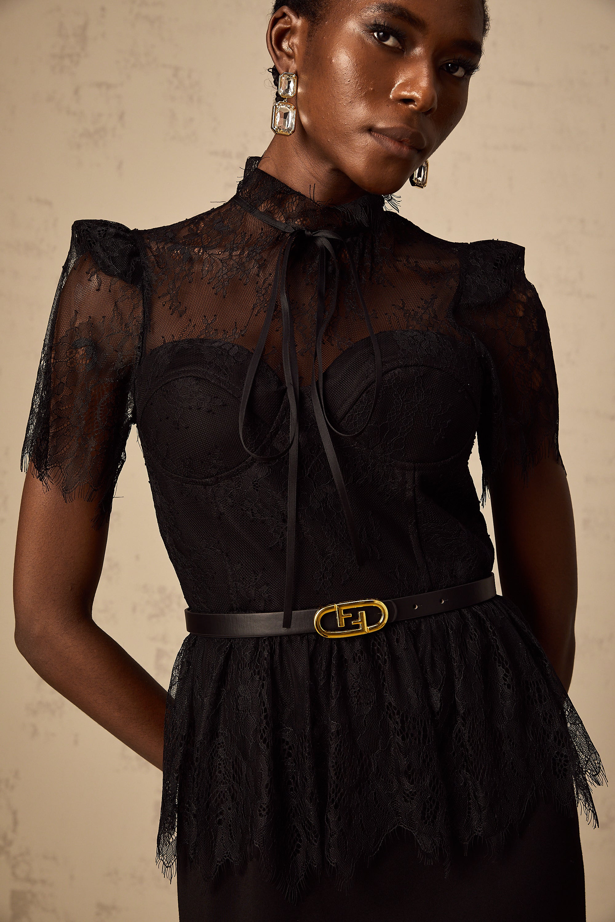 Robe mi-longue « Thérèse » à empiècements en dentelle guipure noire (sans ceinture) (Vente définitive)