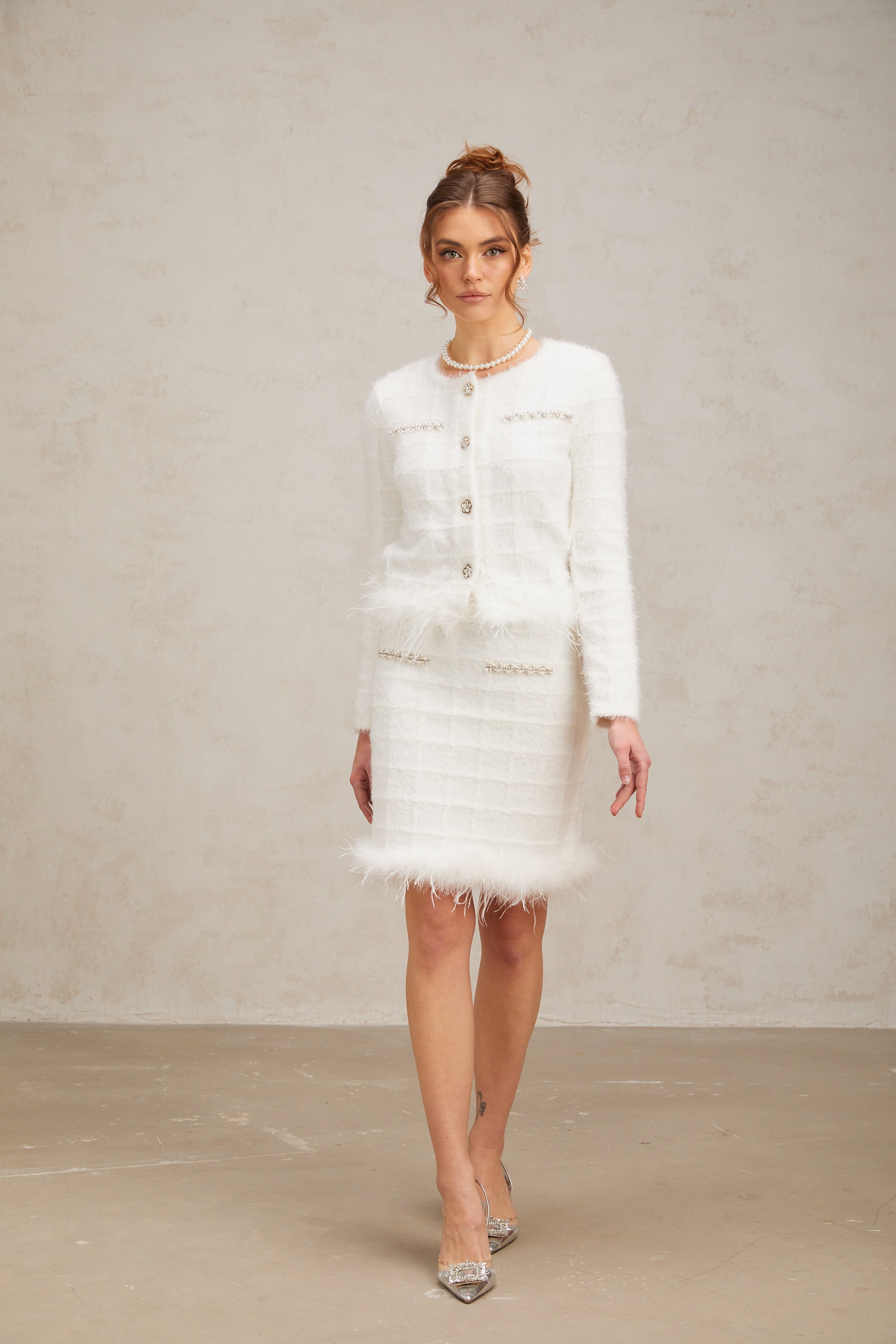 Ensemble coordonné Cora : cardigan et jupe en maille gaufrée blanche à plumes (Vente définitive)