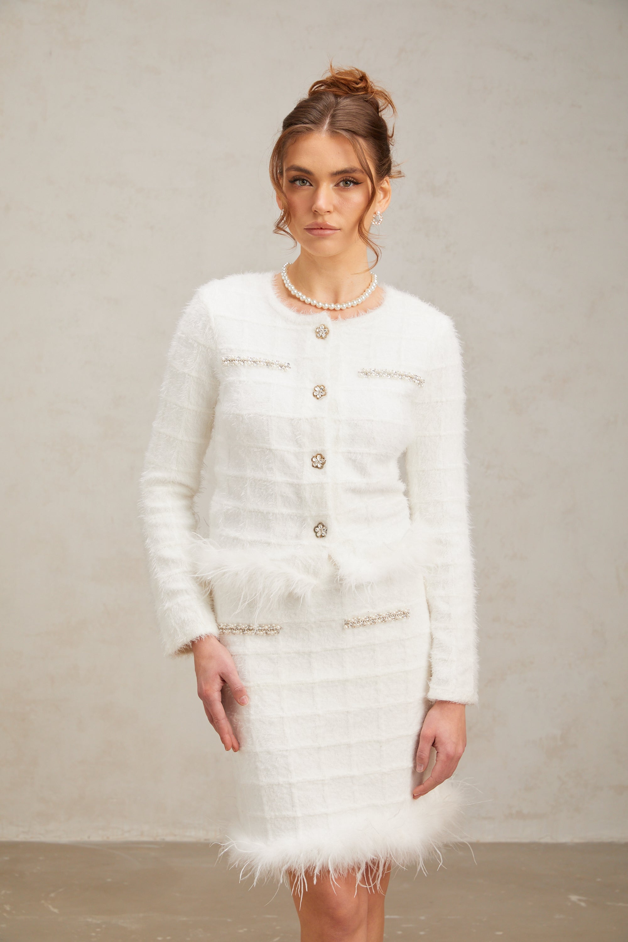 Ensemble coordonné Cora : cardigan et jupe en maille gaufrée blanche à plumes (Vente définitive)