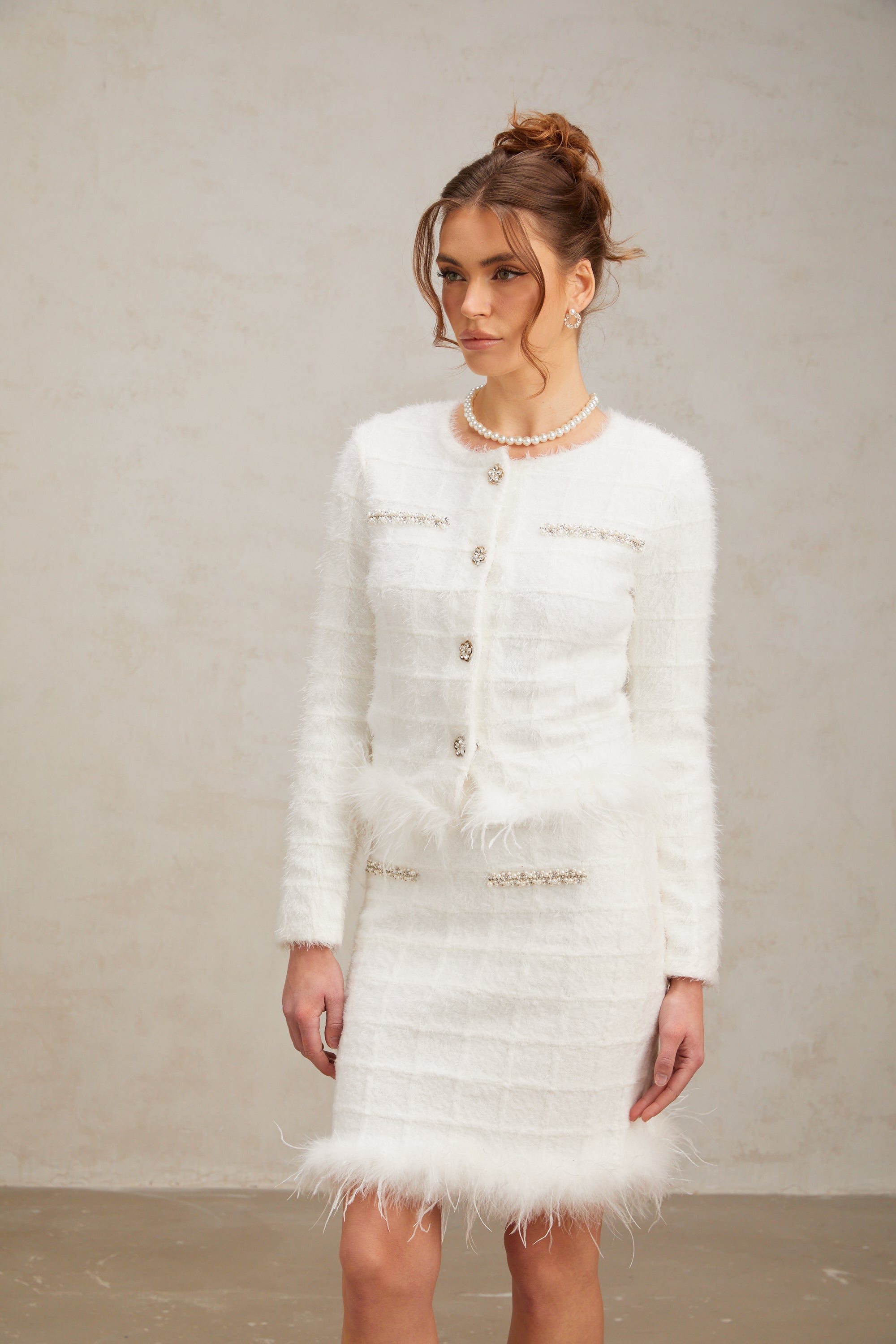Ensemble coordonné Cora : cardigan et jupe en maille gaufrée blanche à plumes (Vente définitive)