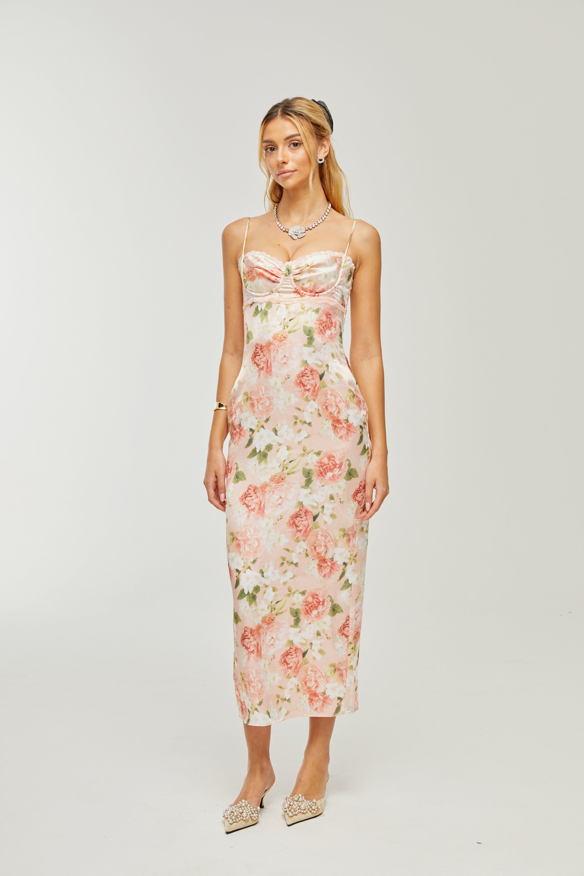 Robe longue en satin à imprimé floral rose Yvette (Vente définitive - États-Unis uniquement)