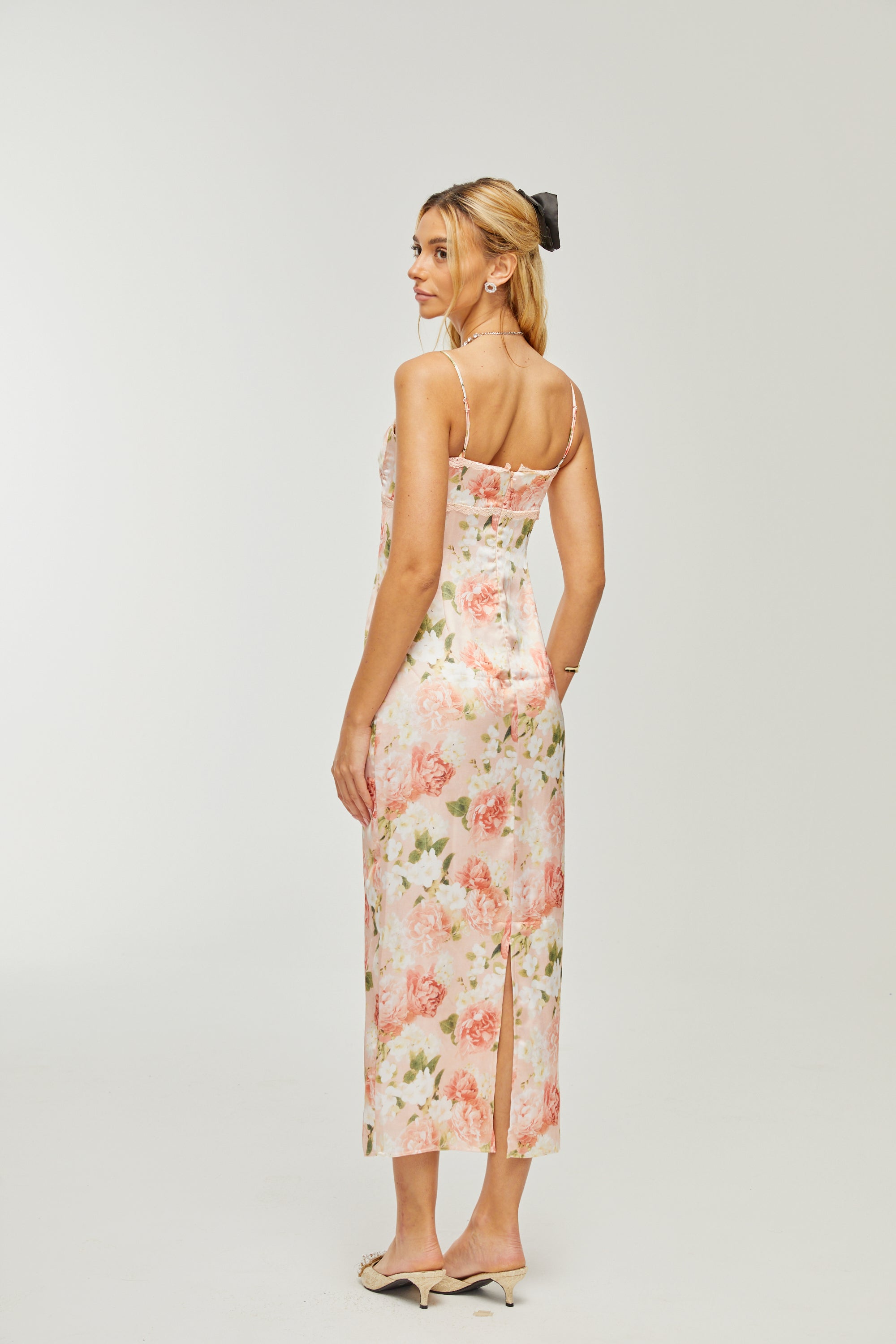 Robe longue en satin à imprimé floral rose Yvette (Vente définitive - États-Unis uniquement)