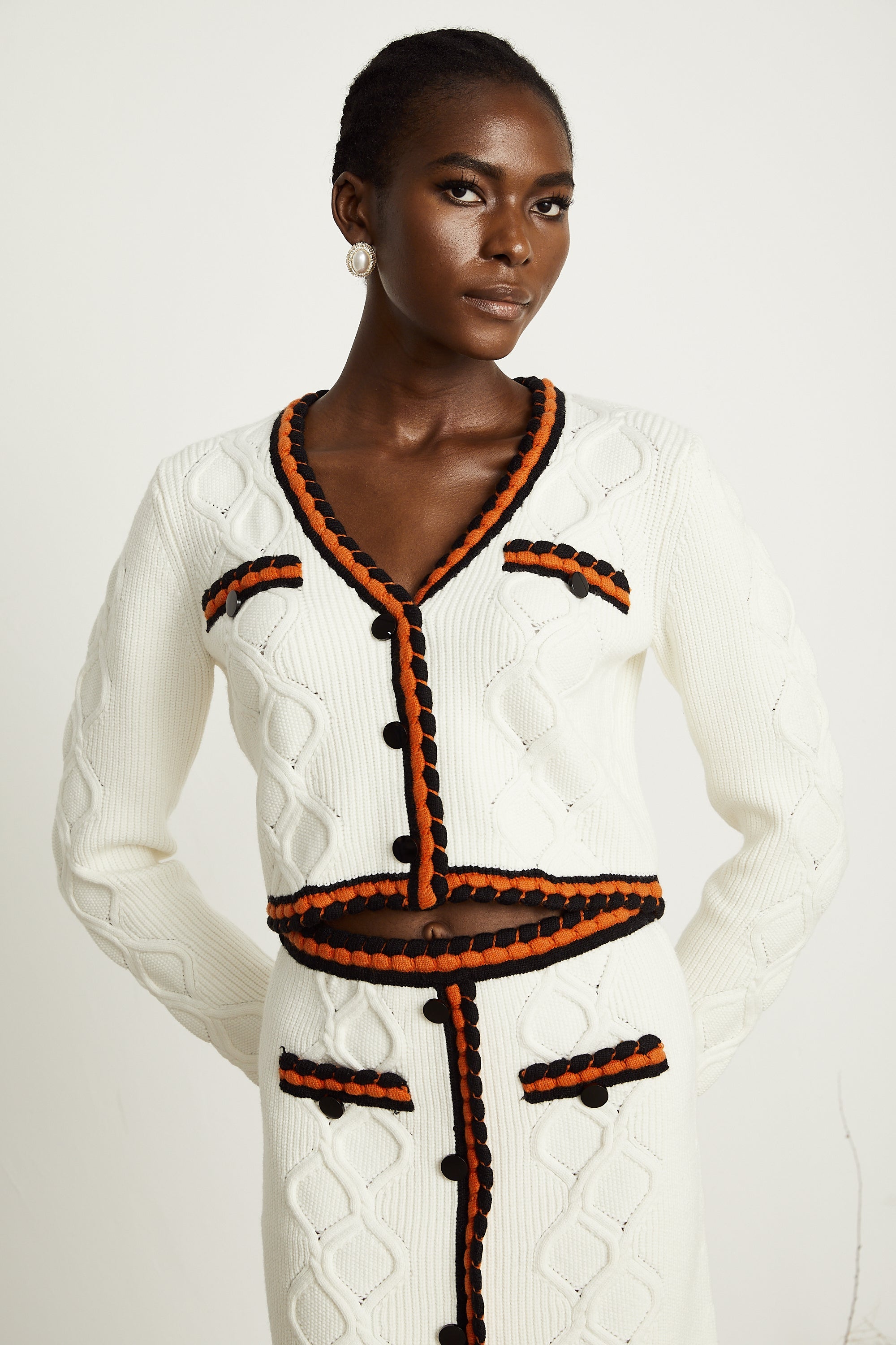 Ensemble coordonné cardigan et jupe en maille à bordures contrastées Cécilie (Vente définitive - États-Unis uniquement)