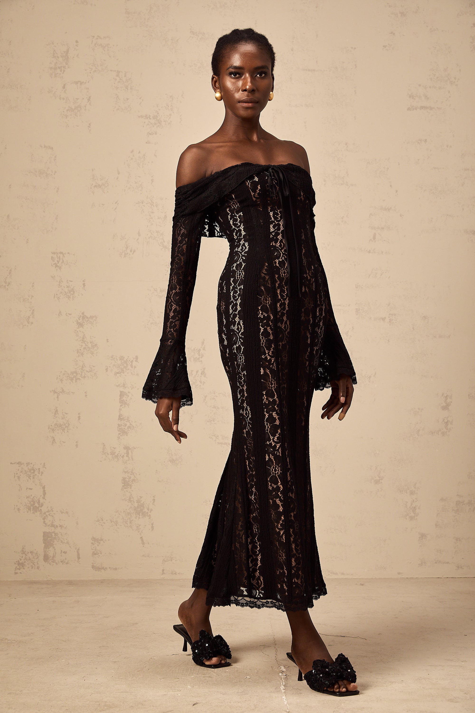 Robe mi-longue Émeline en dentelle florale à ourlets évasés, couleur noire (Vente définitive - États-Unis uniquement)