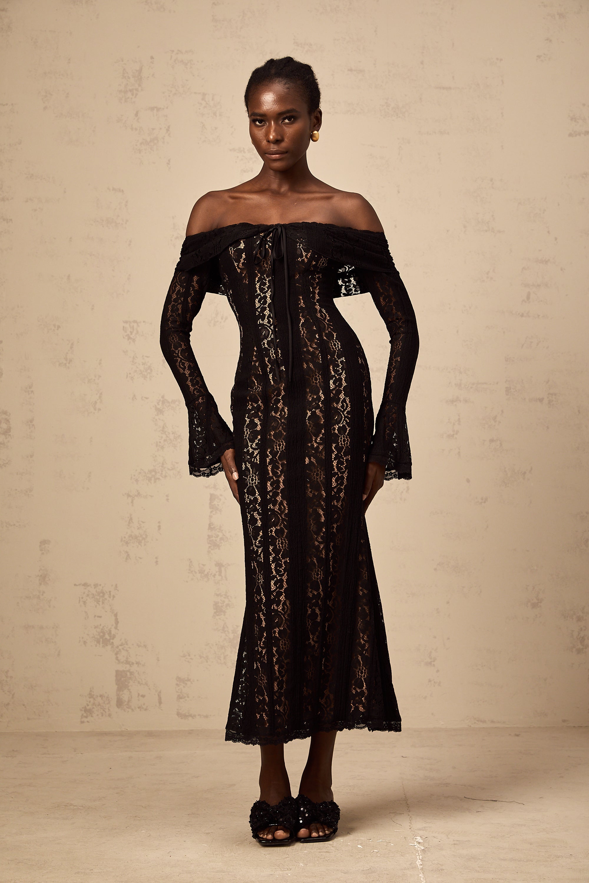 Robe mi-longue Émeline en dentelle florale à ourlets évasés, couleur noire (Vente définitive - États-Unis uniquement)