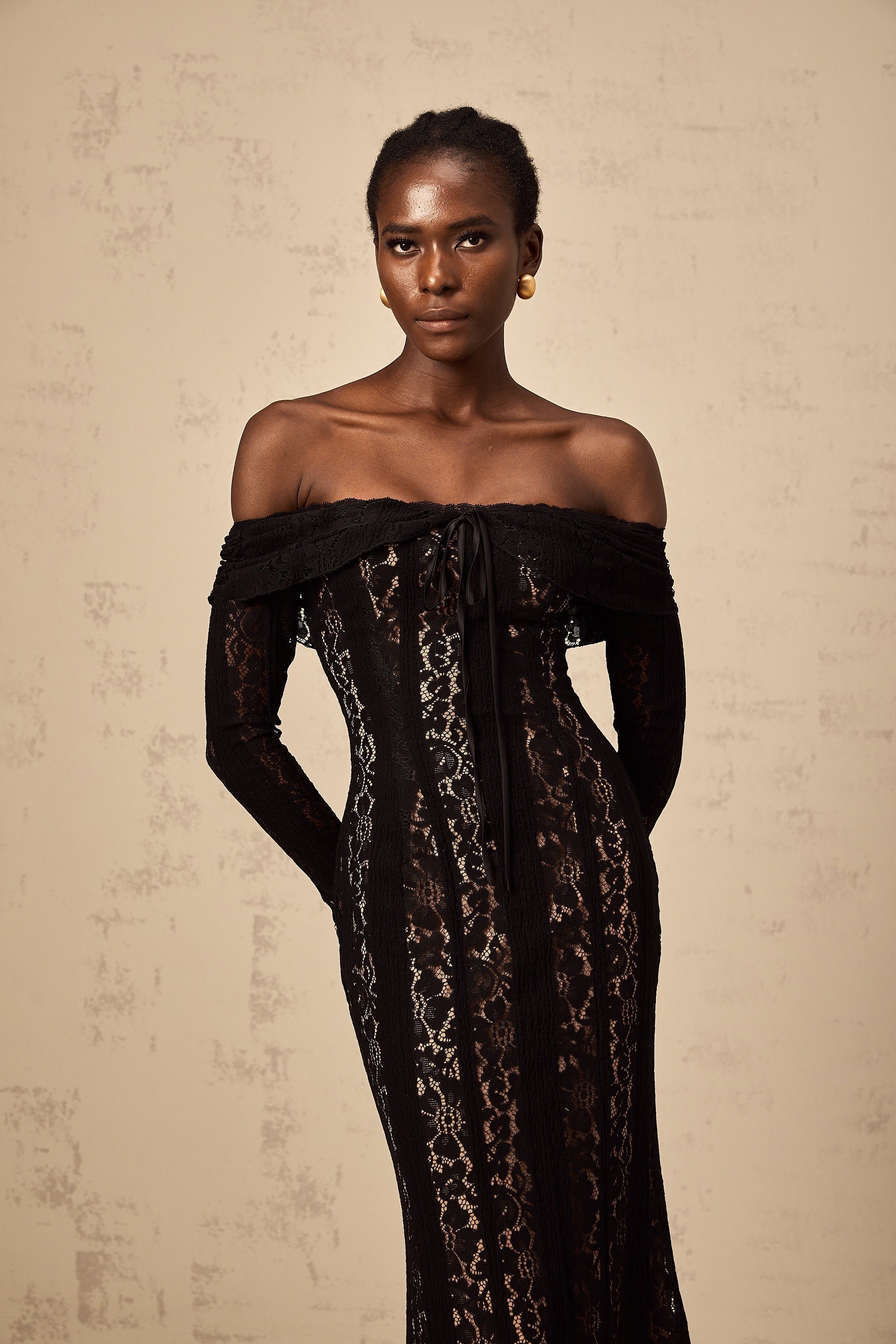 Robe mi-longue Émeline en dentelle florale à ourlets évasés, couleur noire (Vente définitive - États-Unis uniquement)