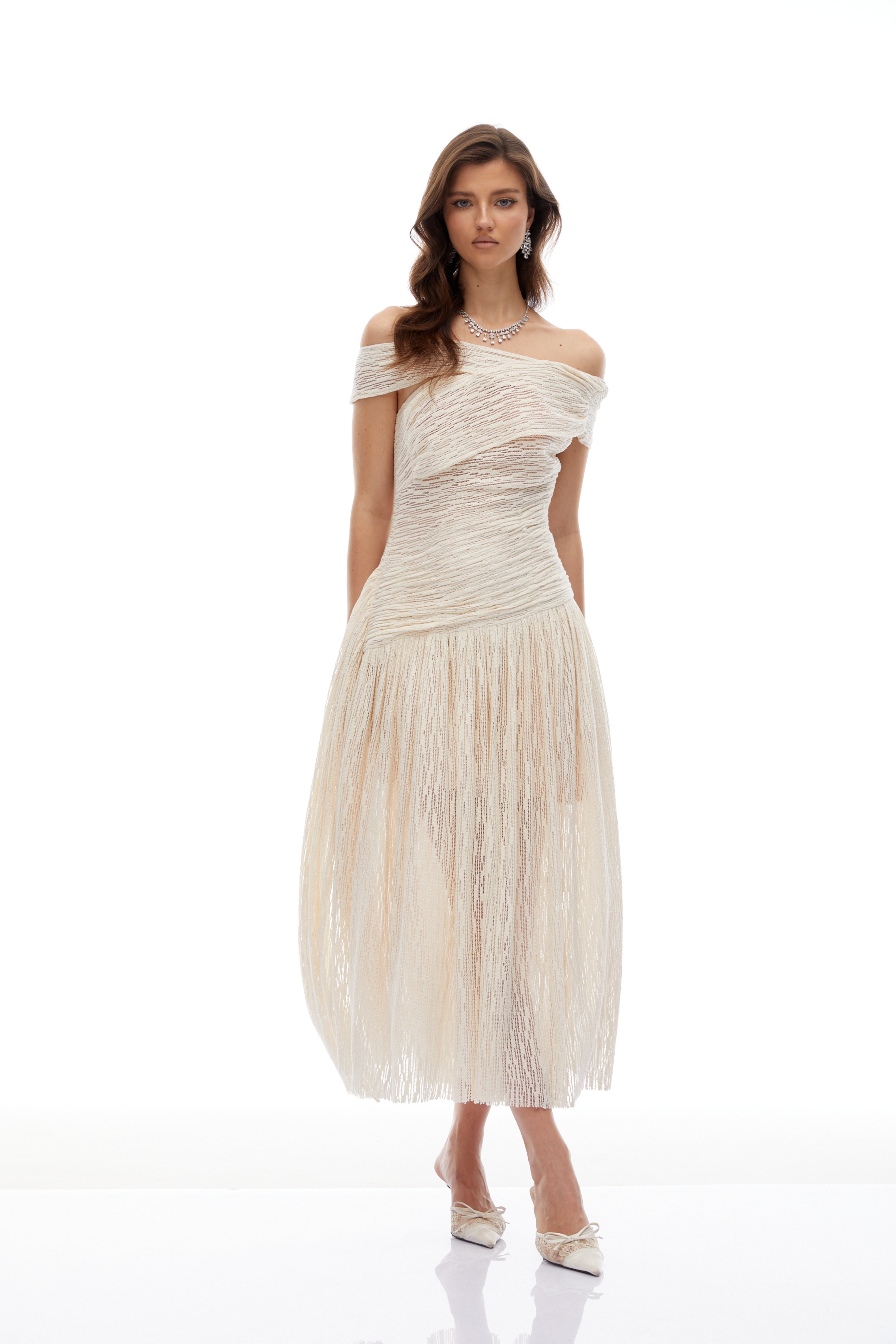 Robe mi-longue asymétrique texturée à fronces