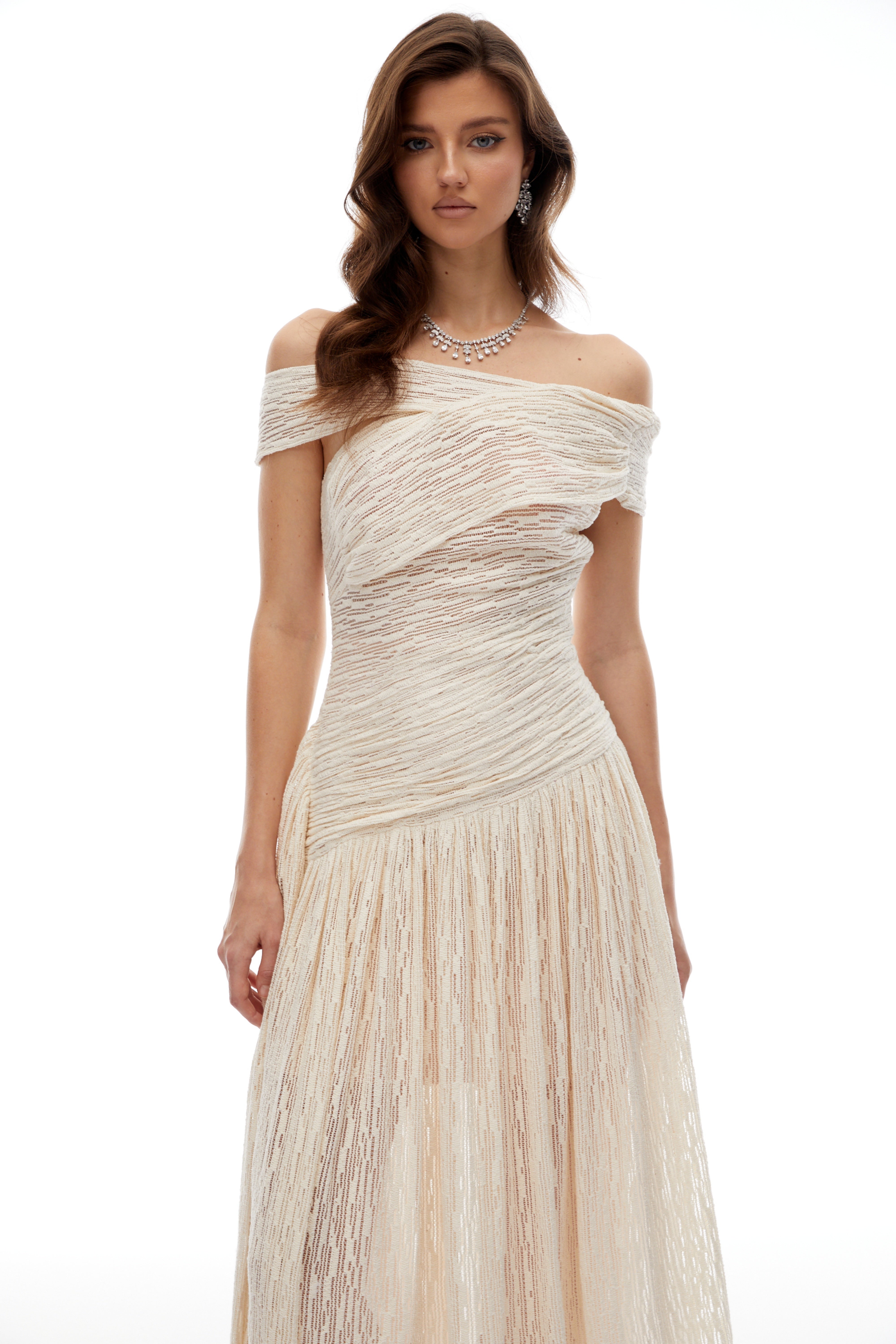 Robe mi-longue asymétrique texturée à fronces