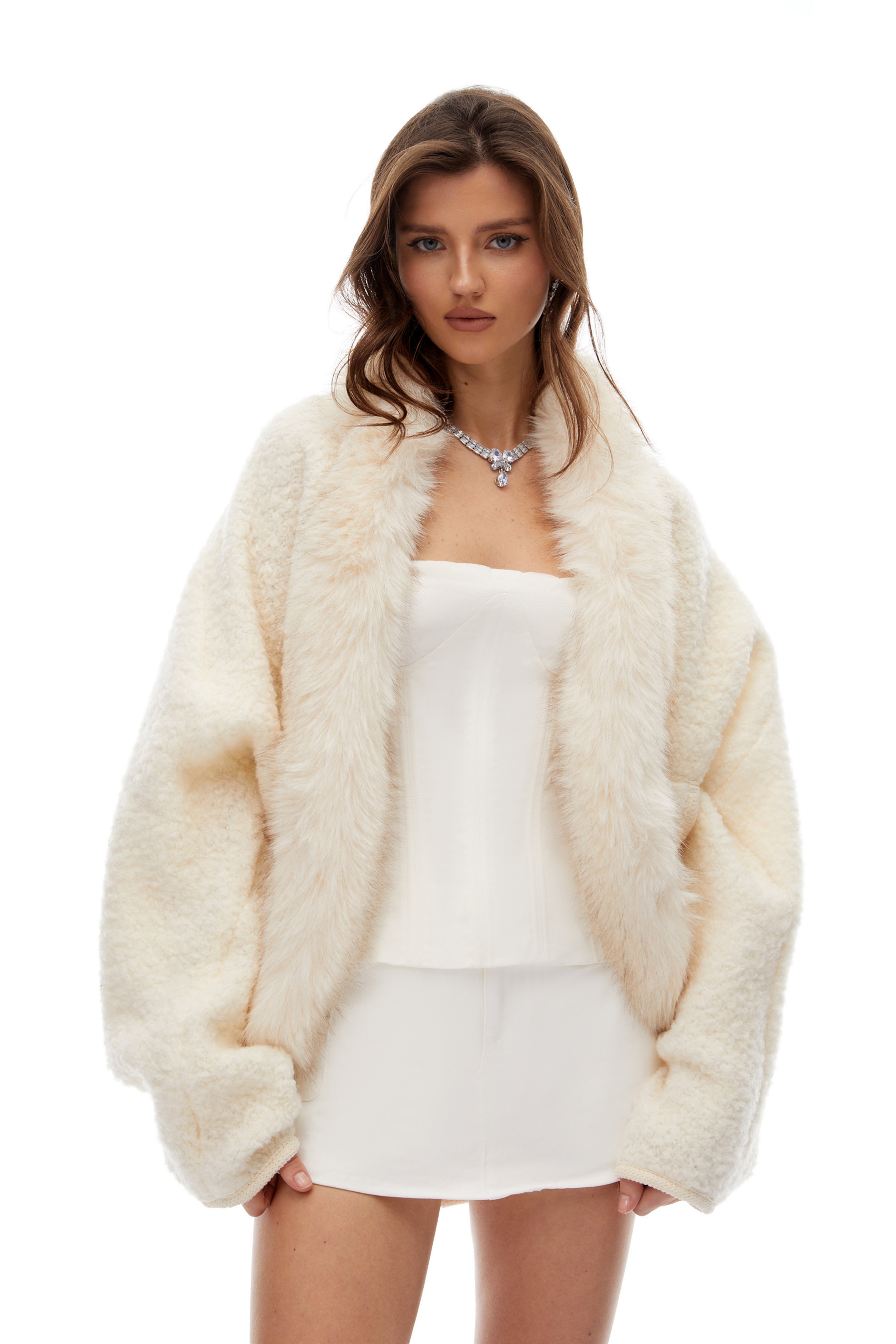 Veste courte en fausse fourrure