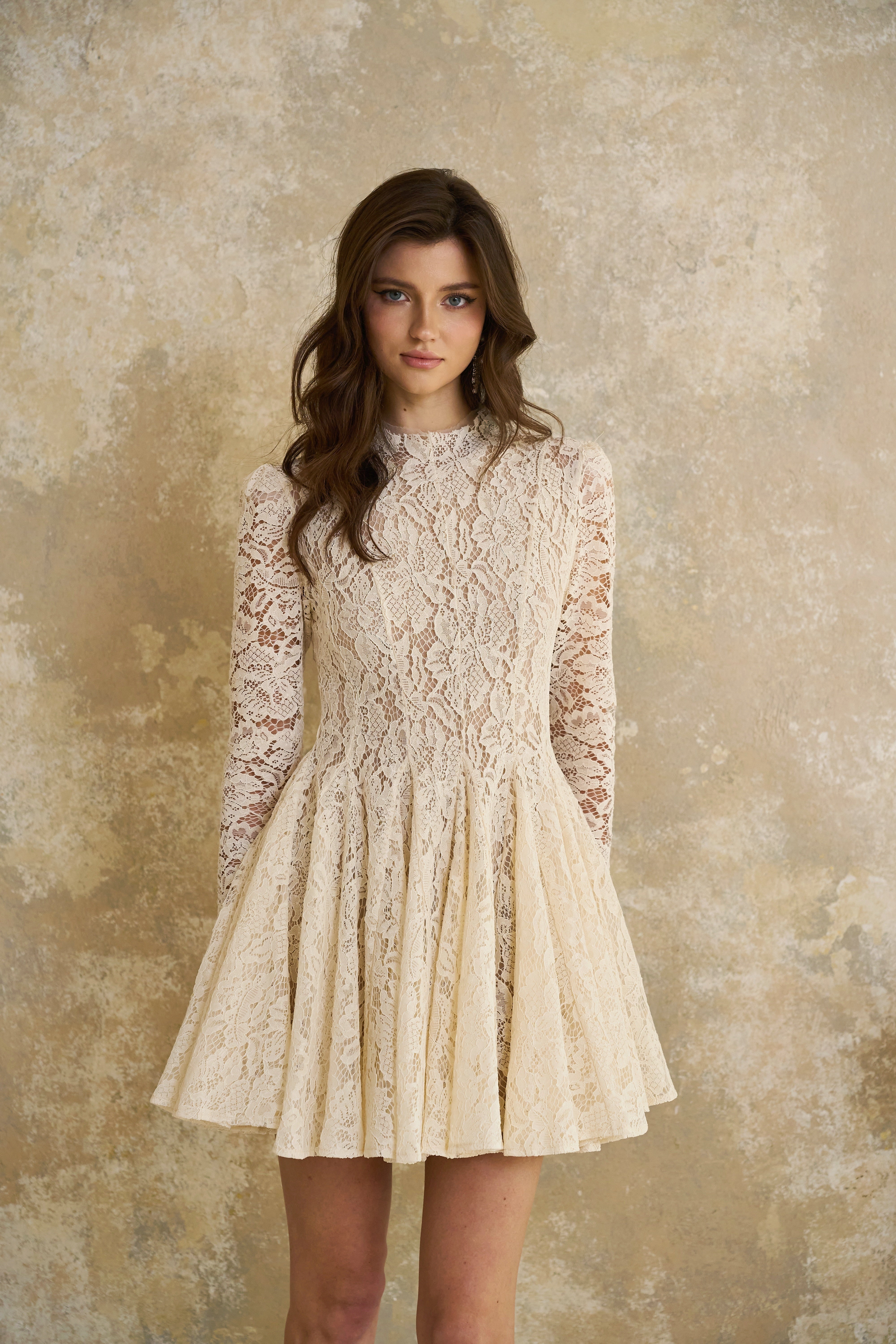 Mini-robe Bronte en dentelle florale plissée blanche (Vente définitive - États-Unis uniquement)