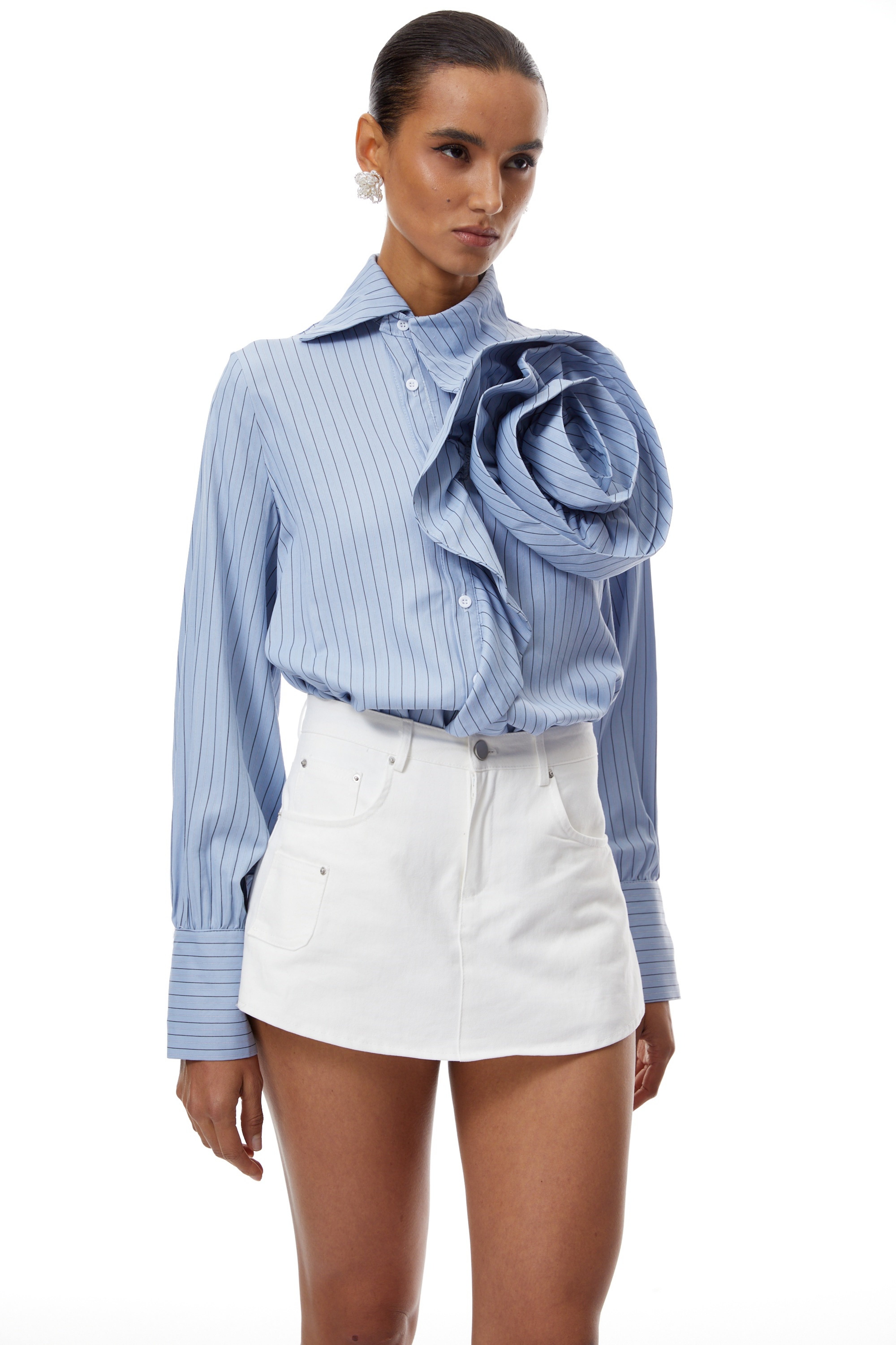 Chemise bleue à rayures fines et motifs pétales en 3D