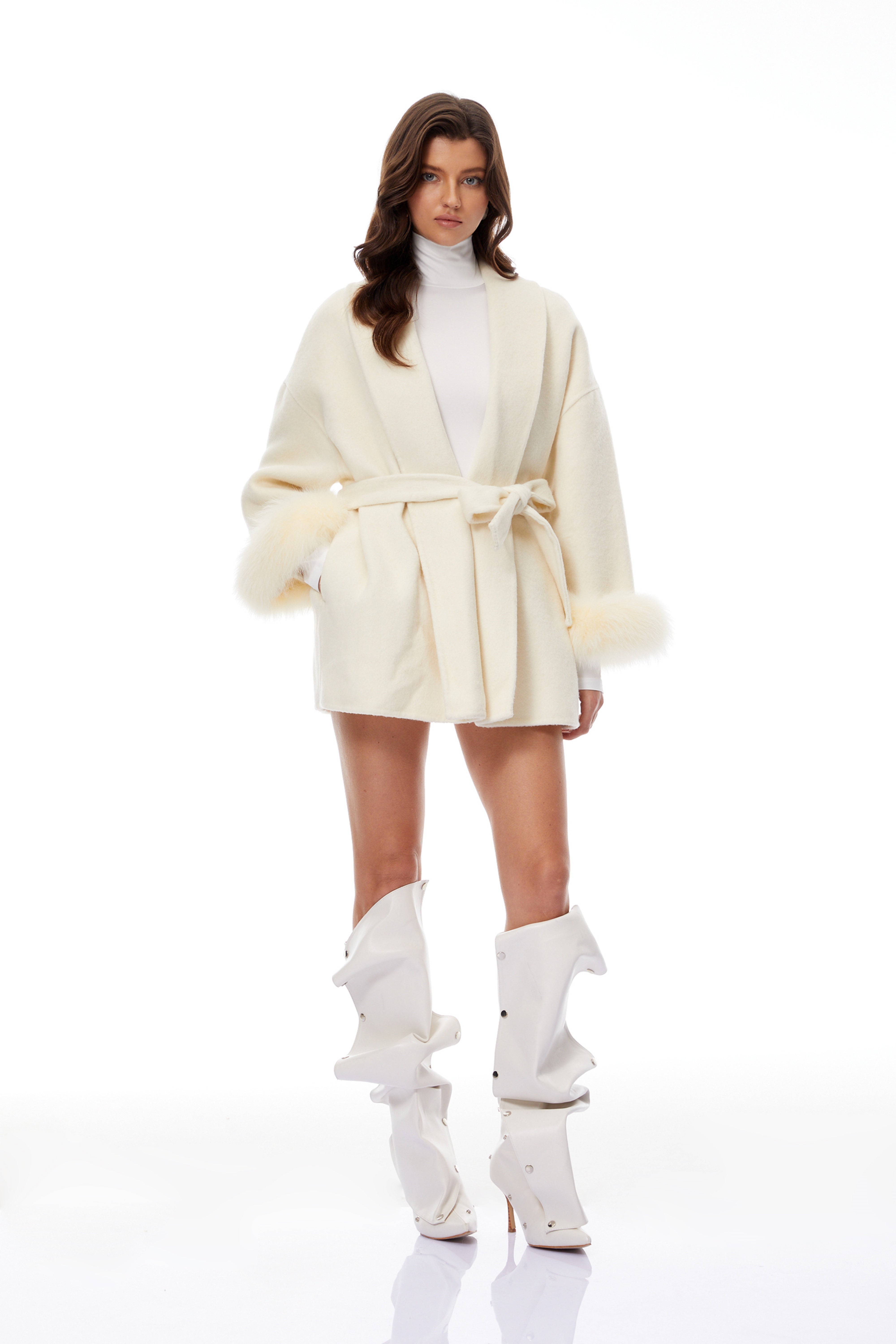 Manteau en laine à ceinture et bordures en fourrure de la marque Anine