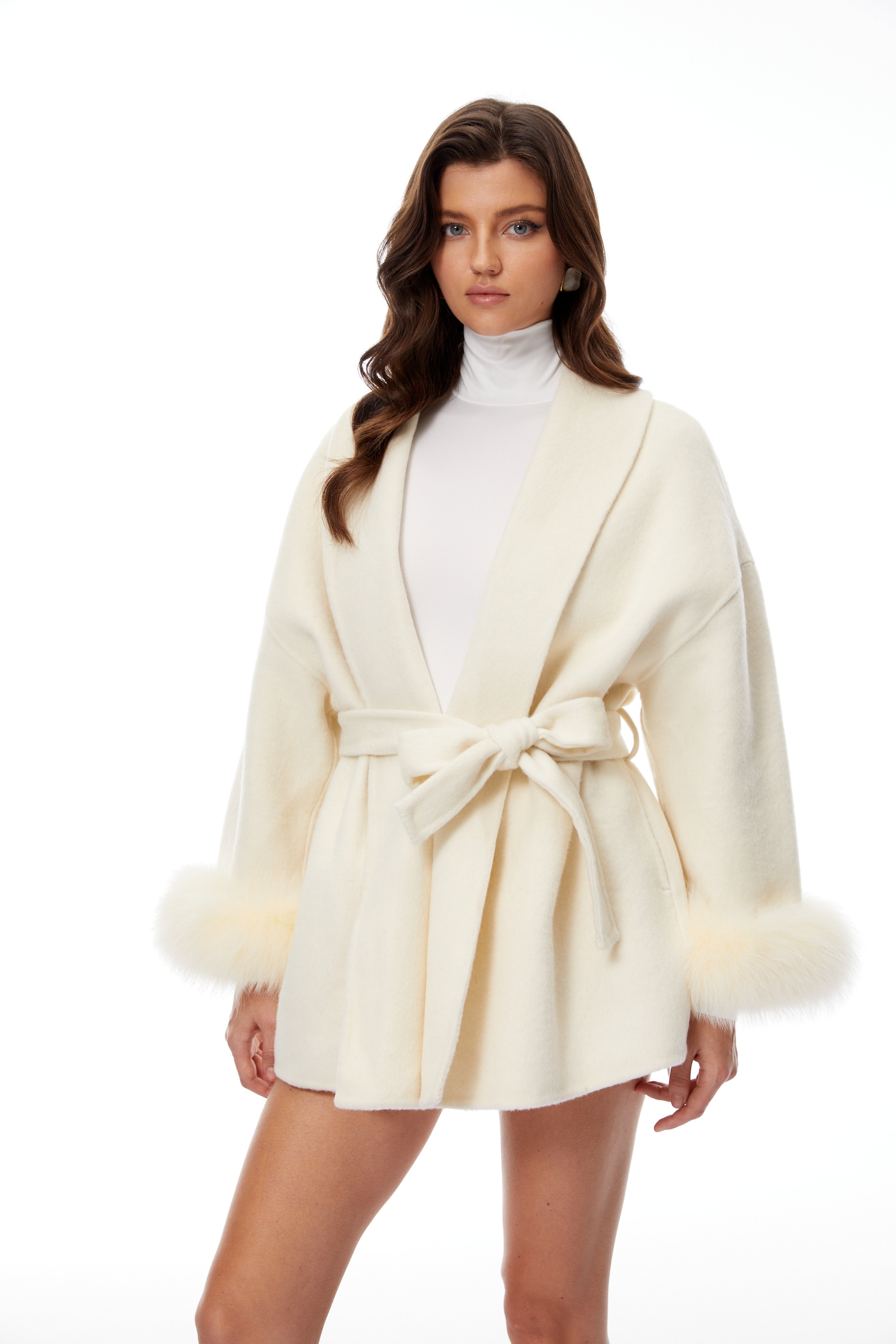 Manteau en laine à ceinture et bordures en fourrure de la marque Anine