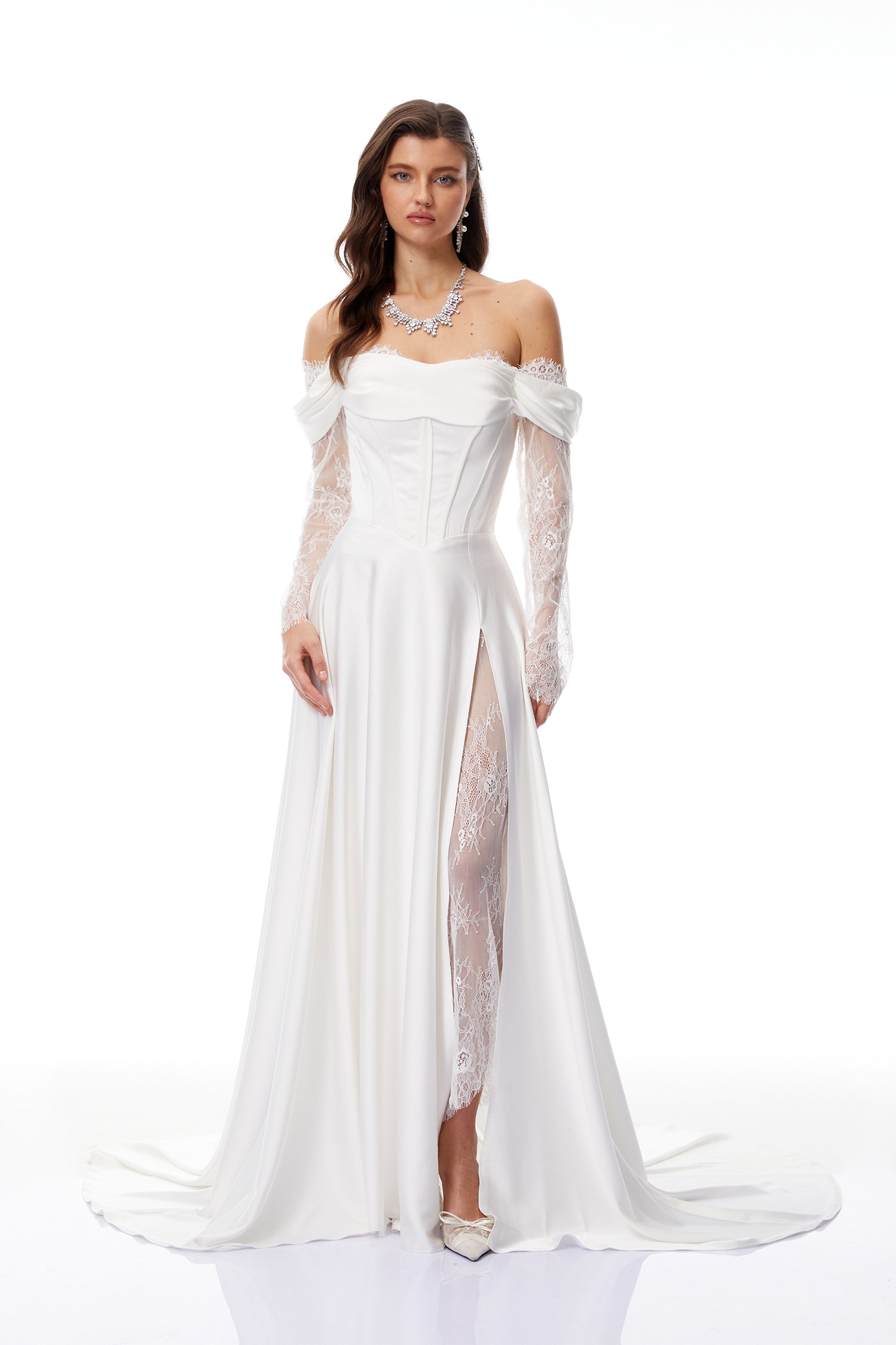 Robe blanche en dentelle à épaules dénudées