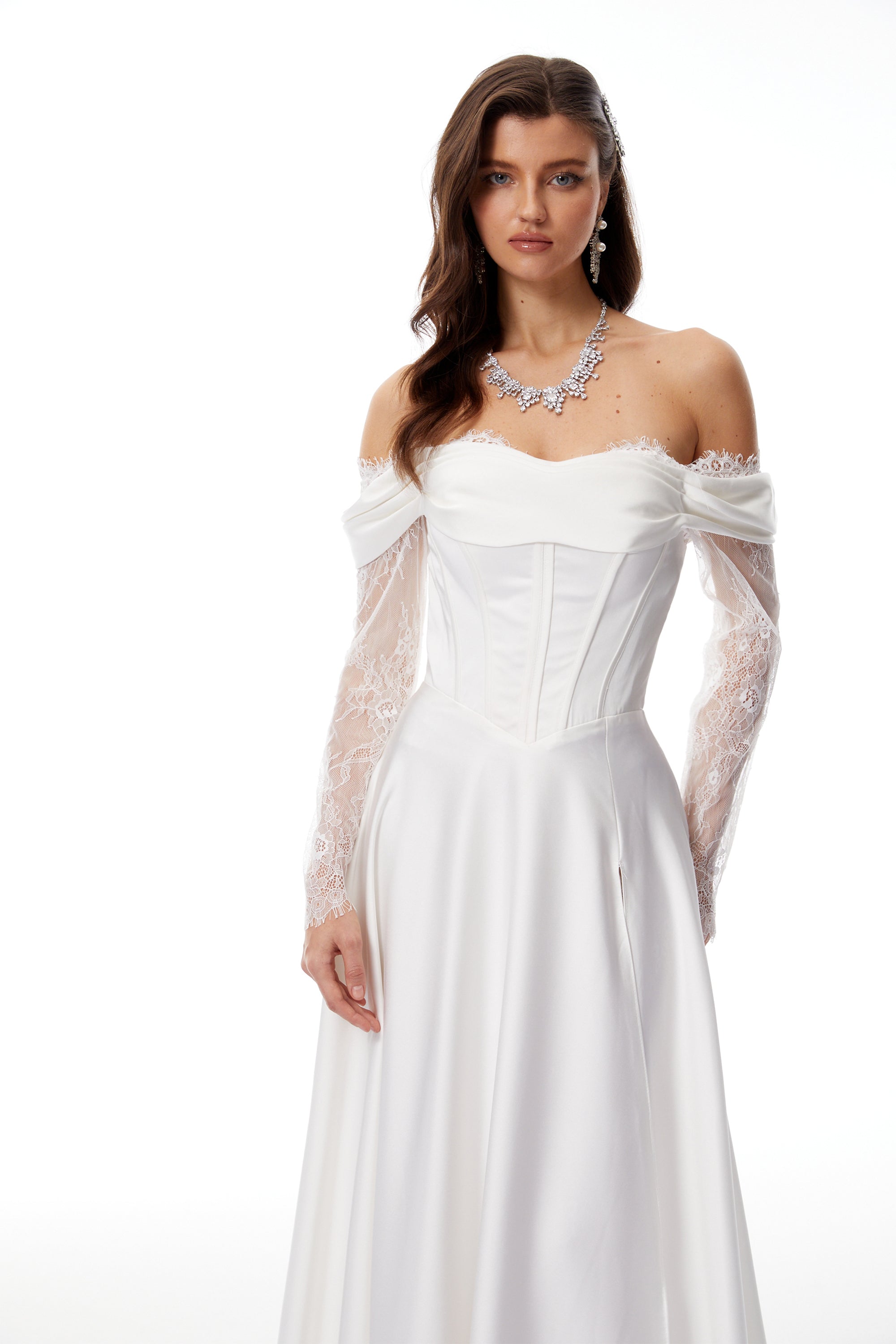 Robe blanche en dentelle à épaules dénudées
