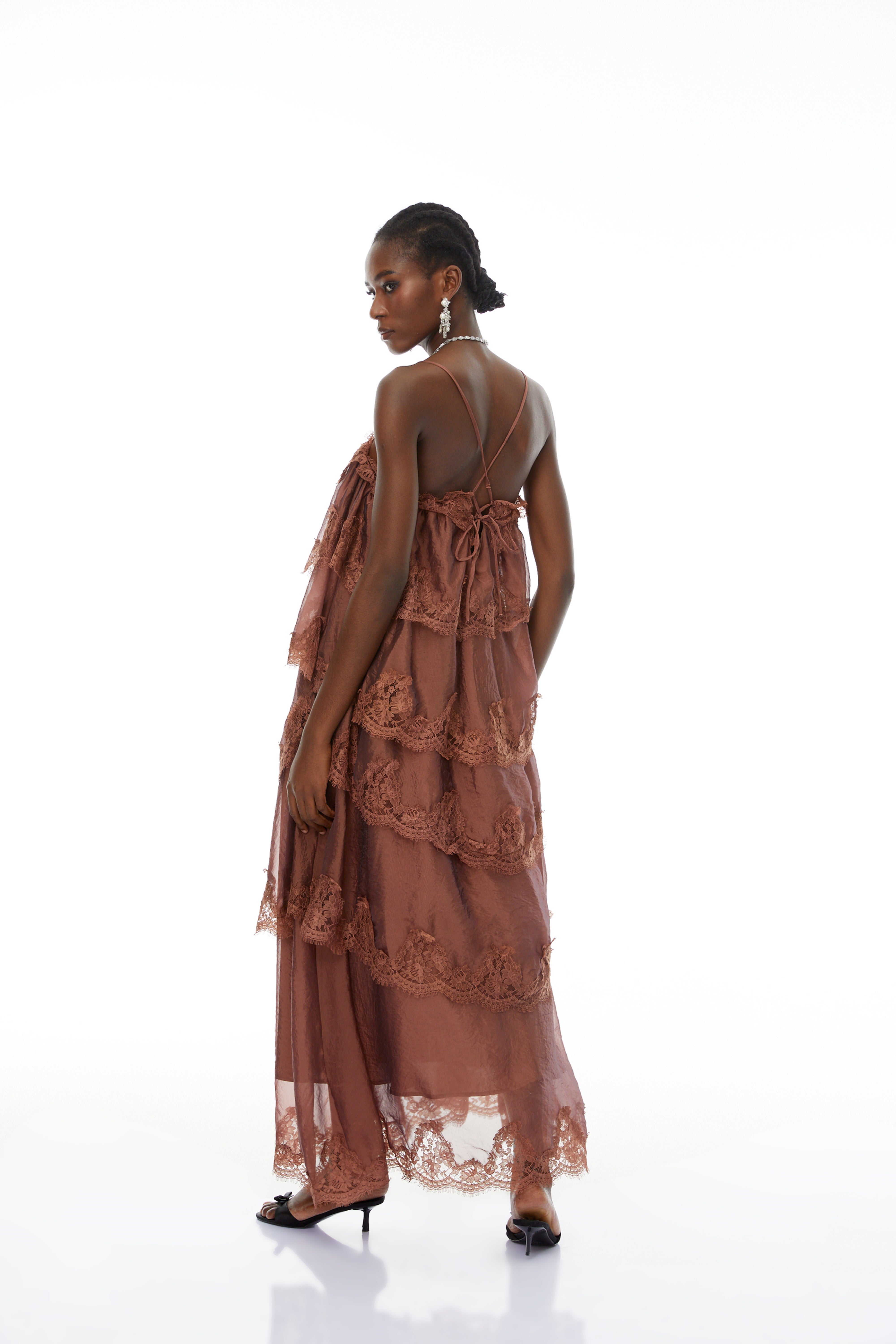 Robe longue à volants et bordure en dentelle Sloane Brown