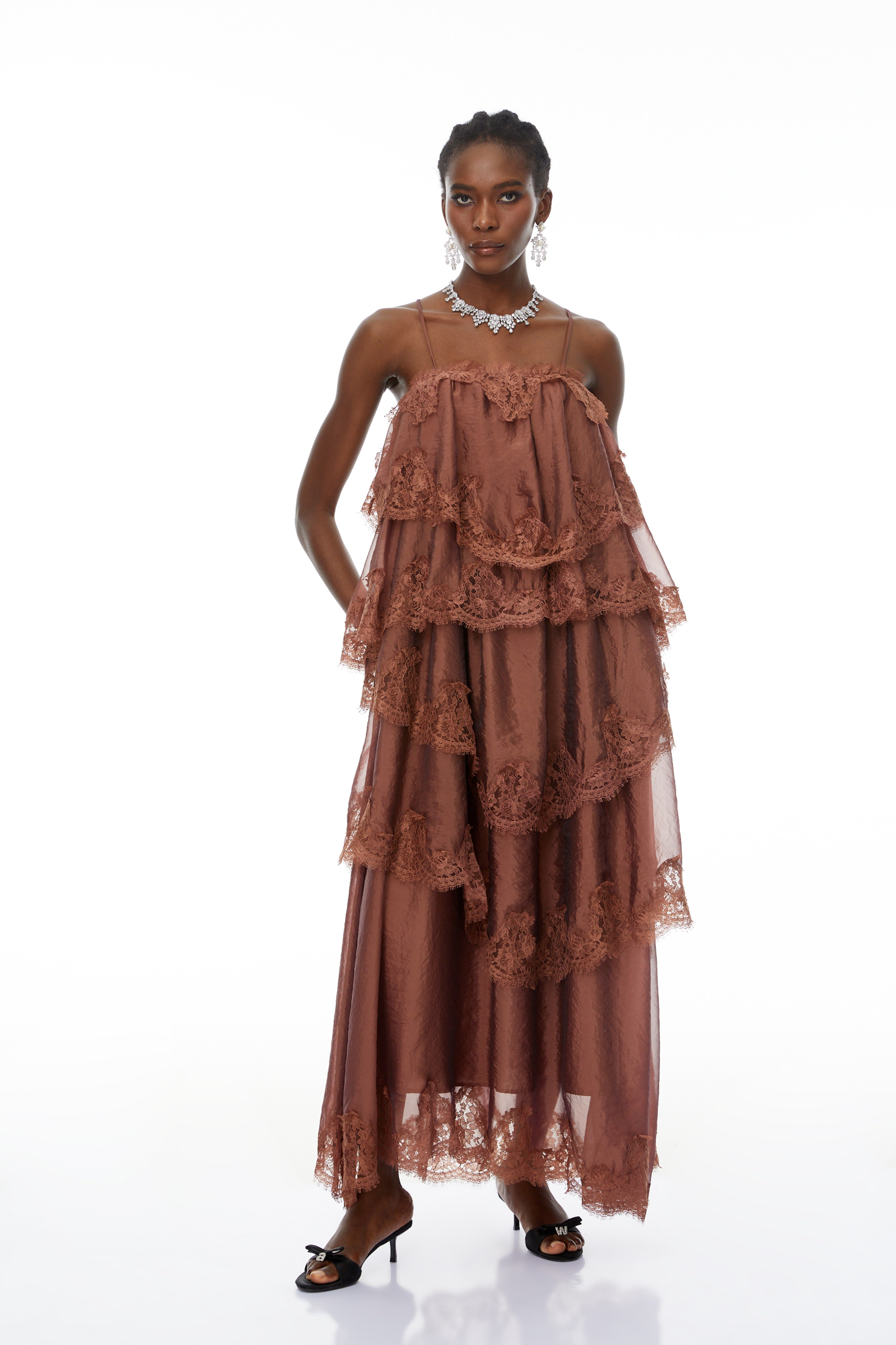 Robe longue à volants et bordure en dentelle Sloane Brown