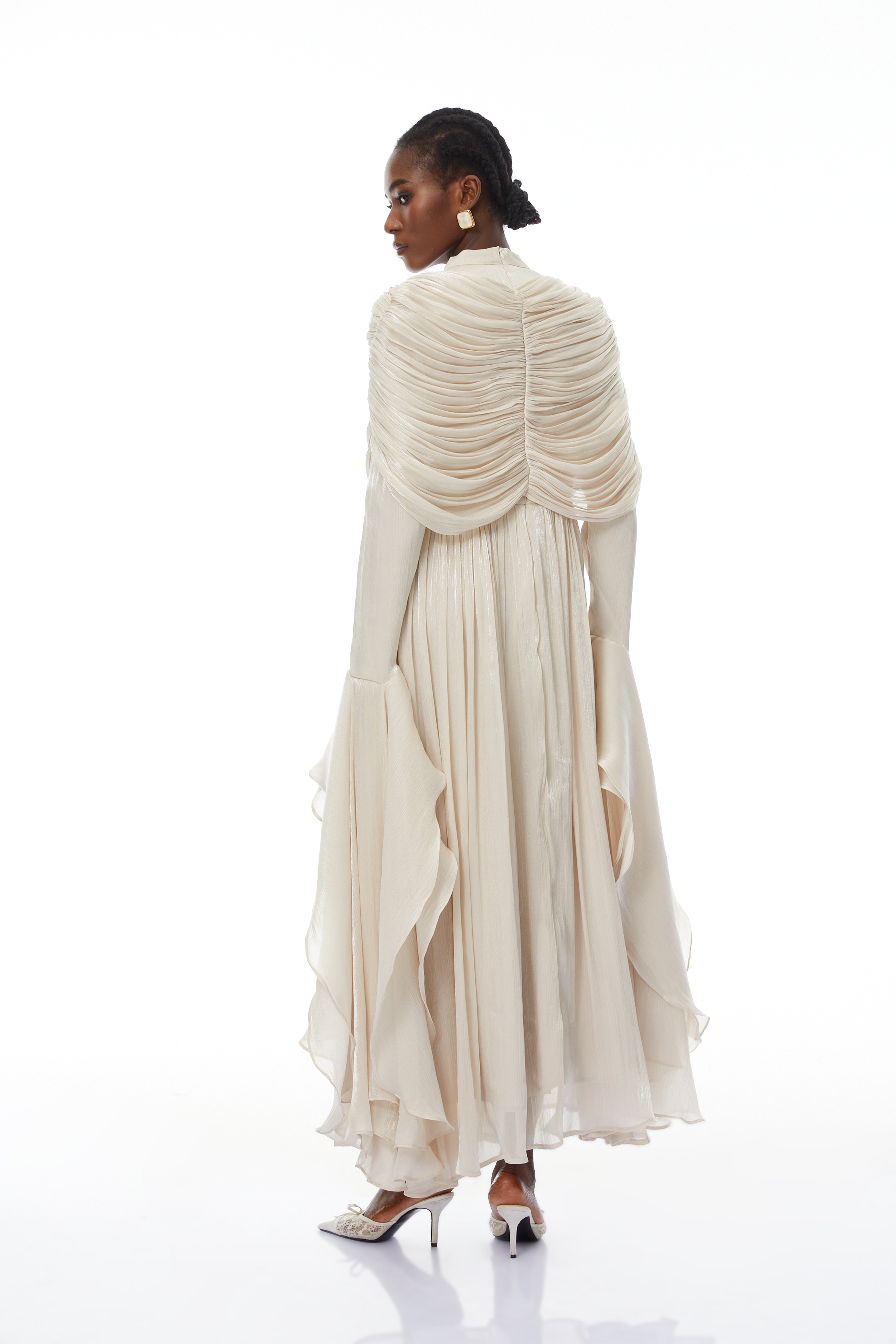 Robe longue à volants et cape froncée