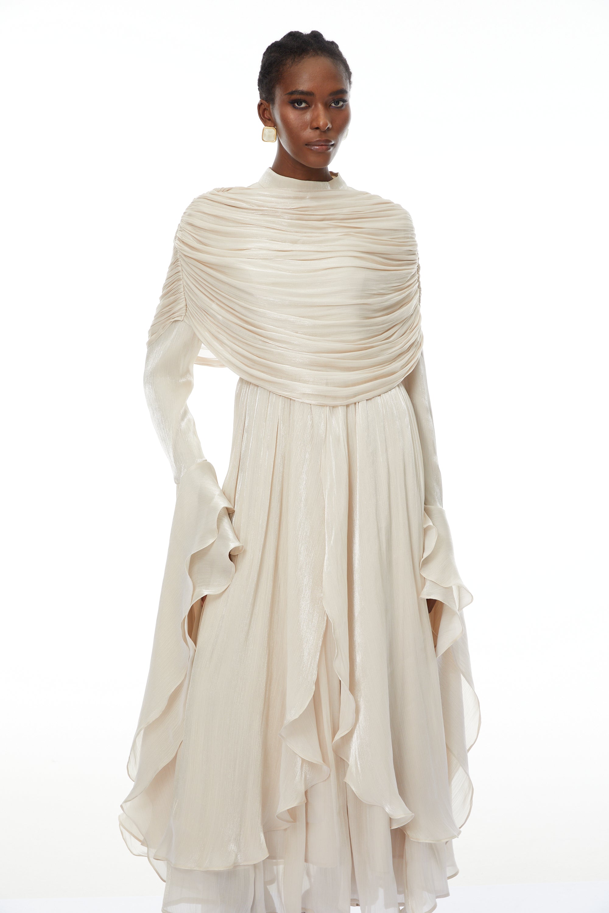 Robe longue à volants et cape froncée