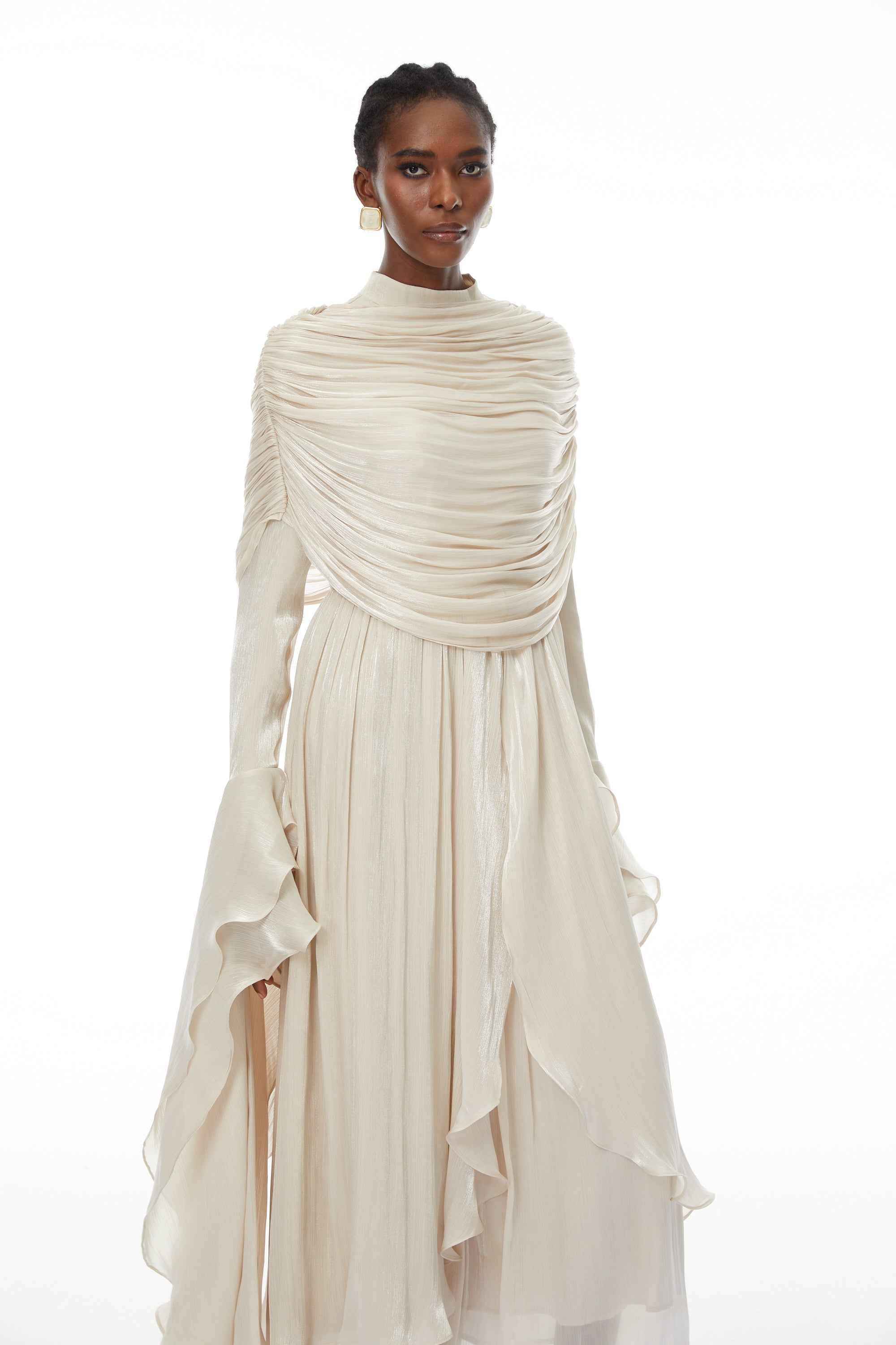 Robe longue à volants et cape froncée