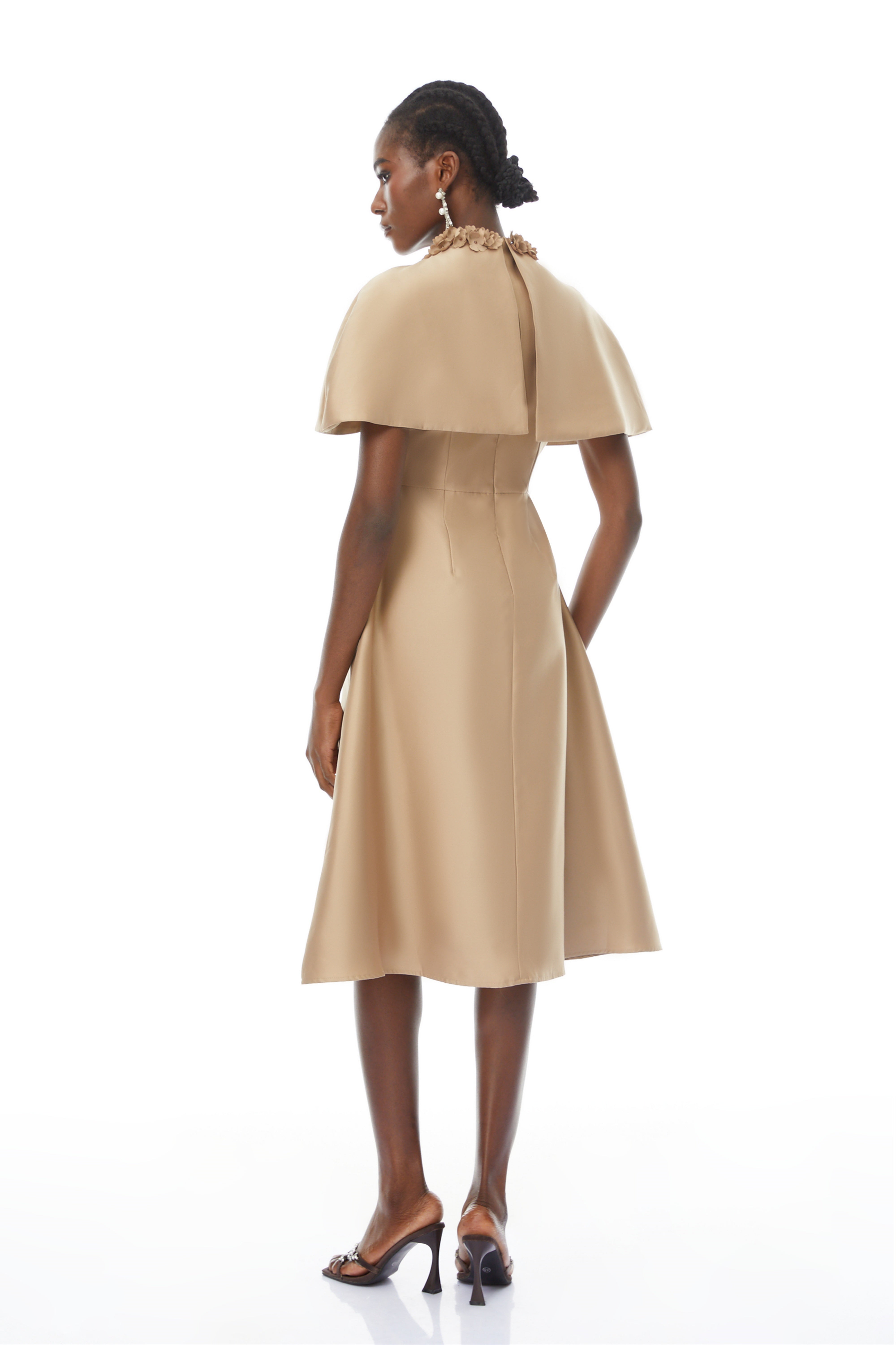 Robe mi-longue en satin à cape Hilda Khaki (Vente définitive - États-Unis uniquement)