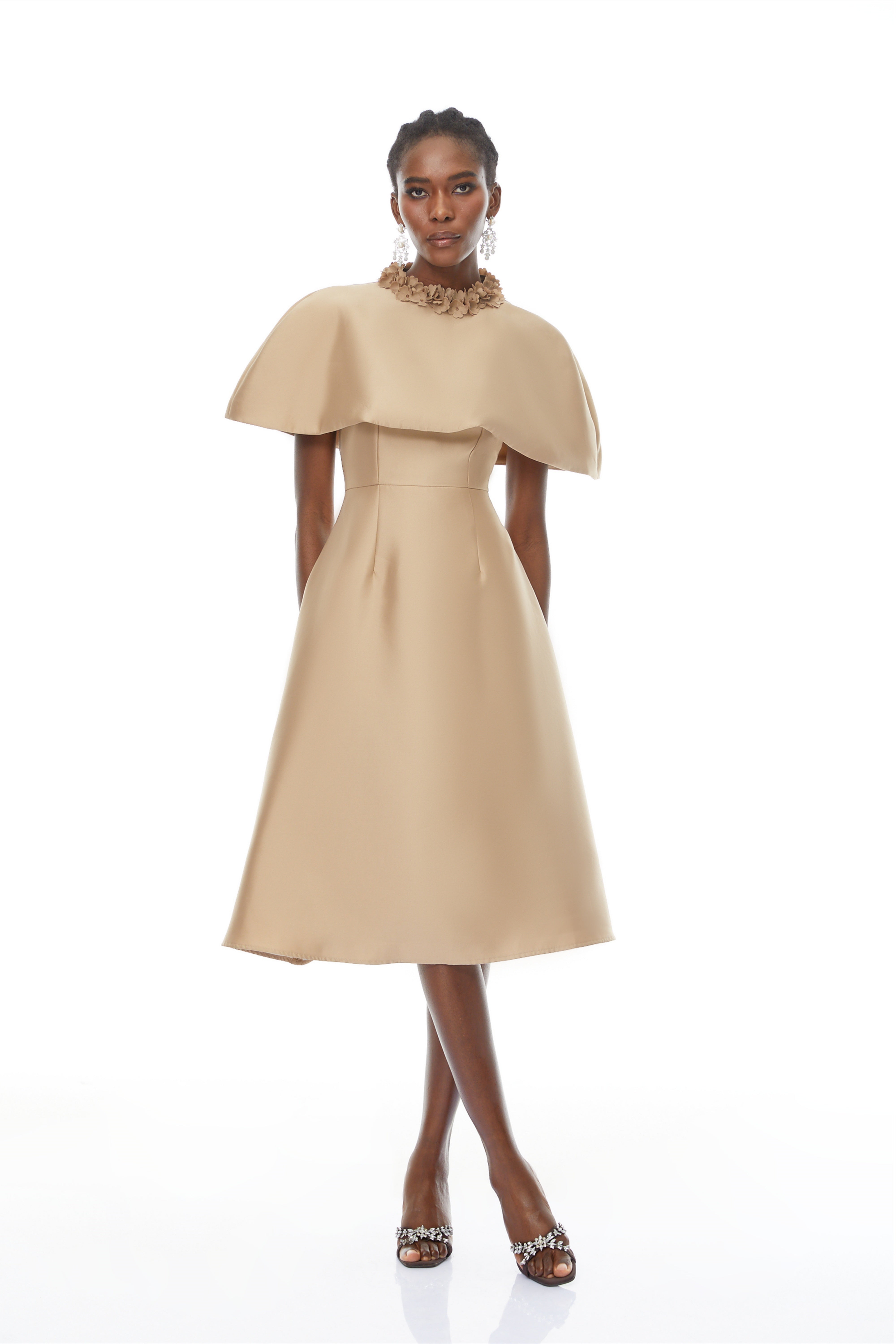 Robe mi-longue en satin à cape Hilda Khaki (Vente définitive - États-Unis uniquement)
