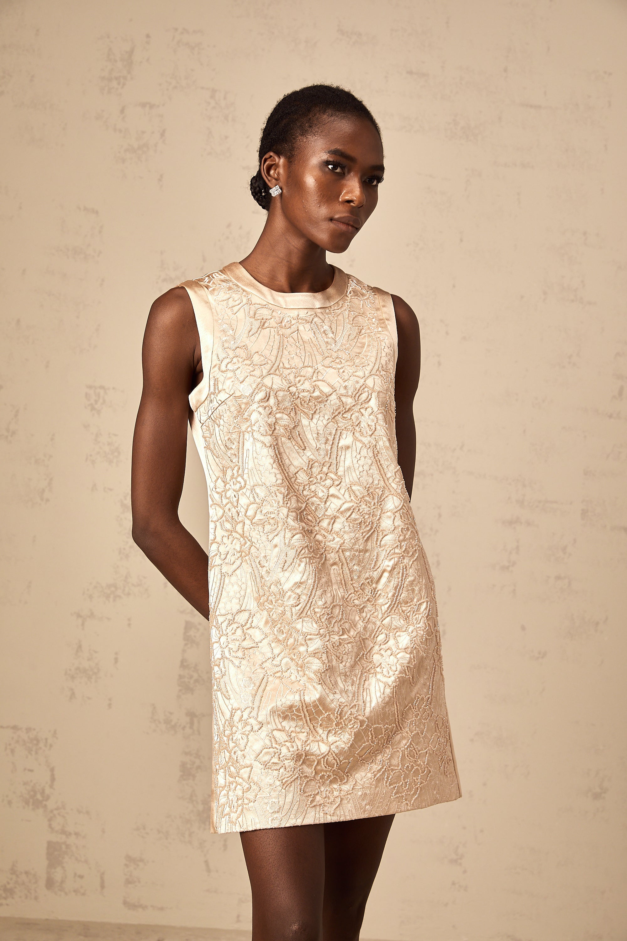 Mini-robe Isabelle brodée et ornée de perles (Vente définitive)