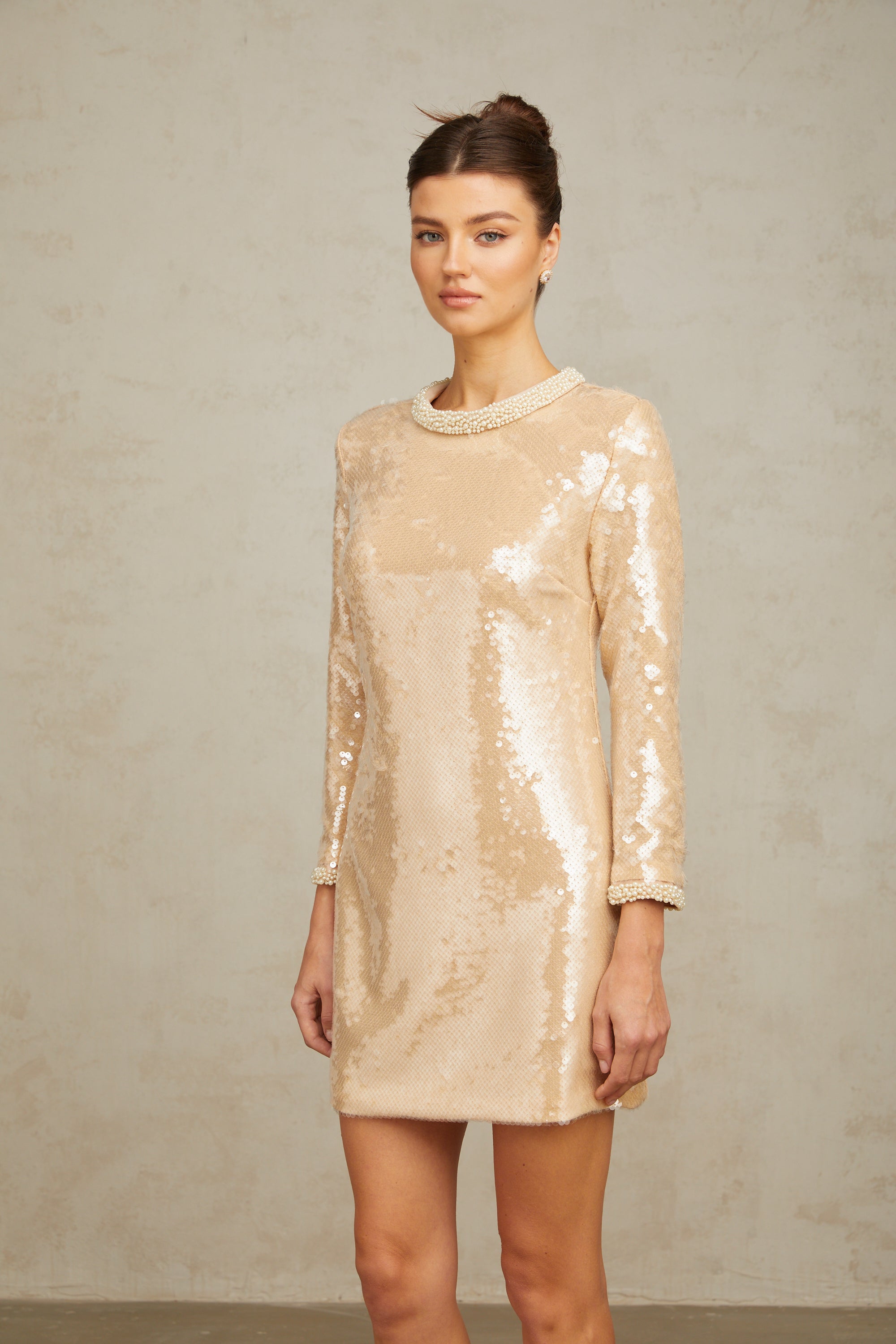 Mini-robe Ornella aux tons neutres, ornée de paillettes imitation perles (Vente définitive - États-Unis uniquement)