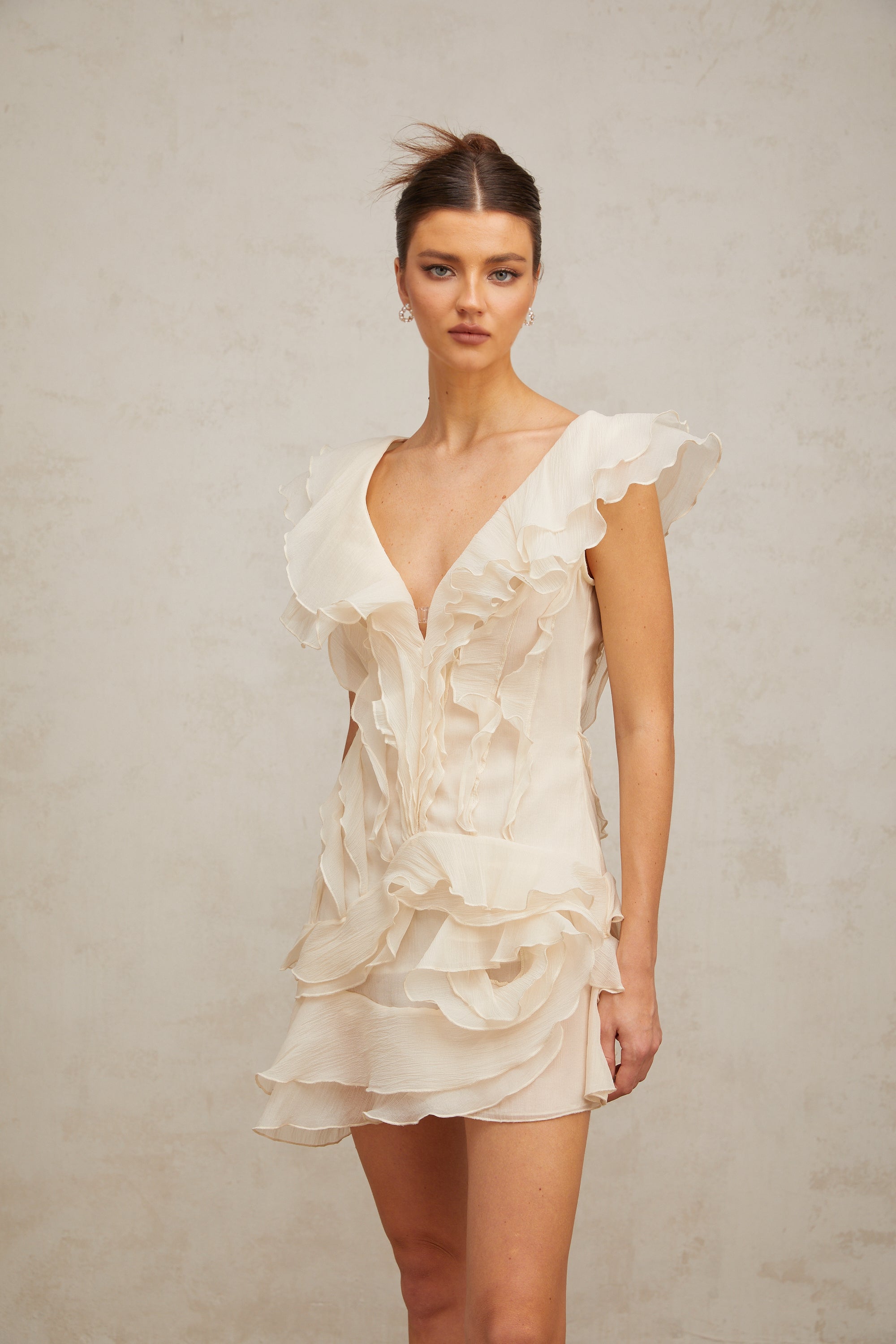 Mini-robe à volants superposés et fleurs artificielles Hélène (Vente définitive - États-Unis uniquement)