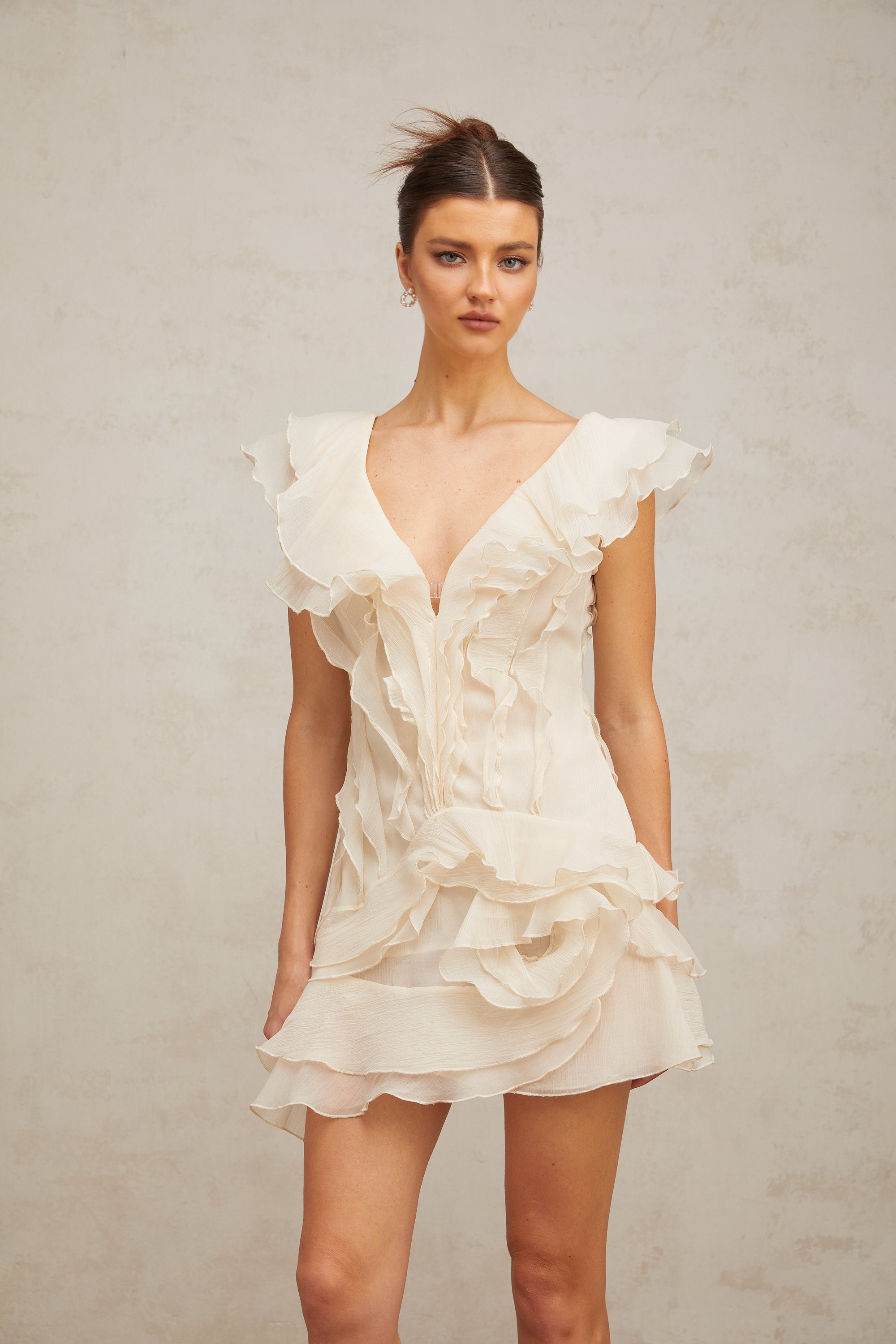 Mini-robe à volants superposés et fleurs artificielles Hélène (Vente définitive - États-Unis uniquement)