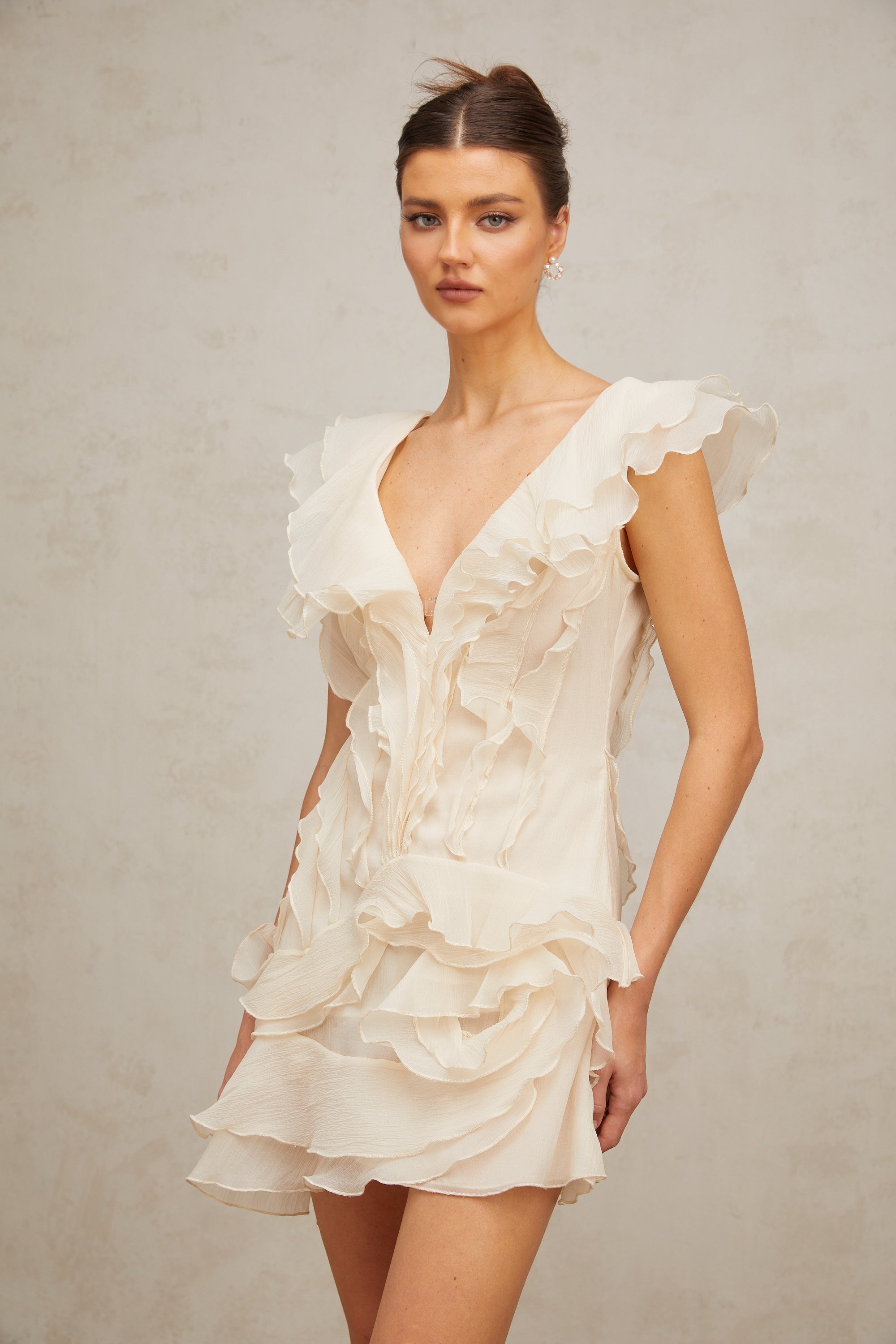 Mini-robe à volants superposés et fleurs artificielles Hélène (Vente définitive - États-Unis uniquement)
