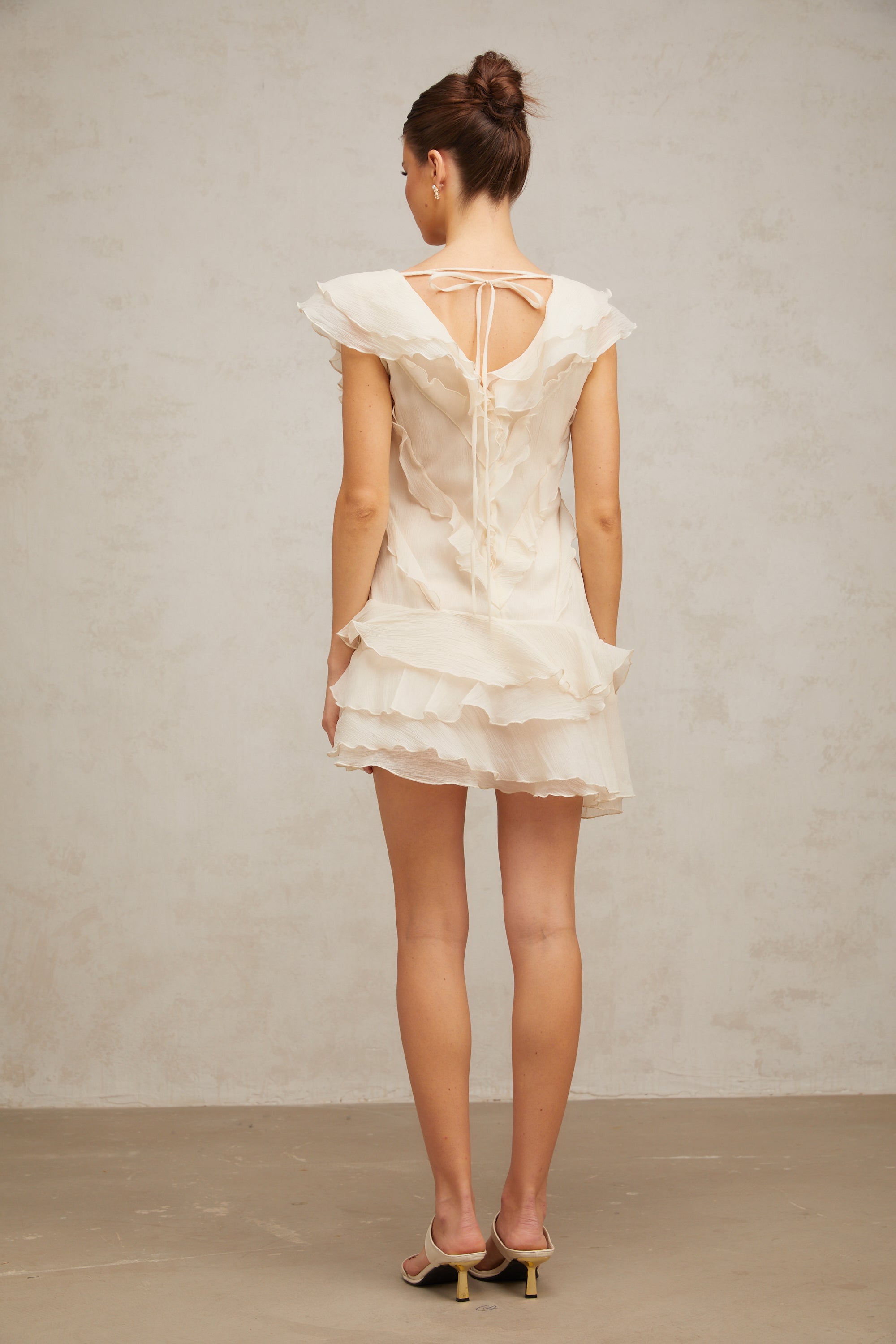 Mini-robe à volants superposés et fleurs artificielles Hélène (Vente définitive - États-Unis uniquement)