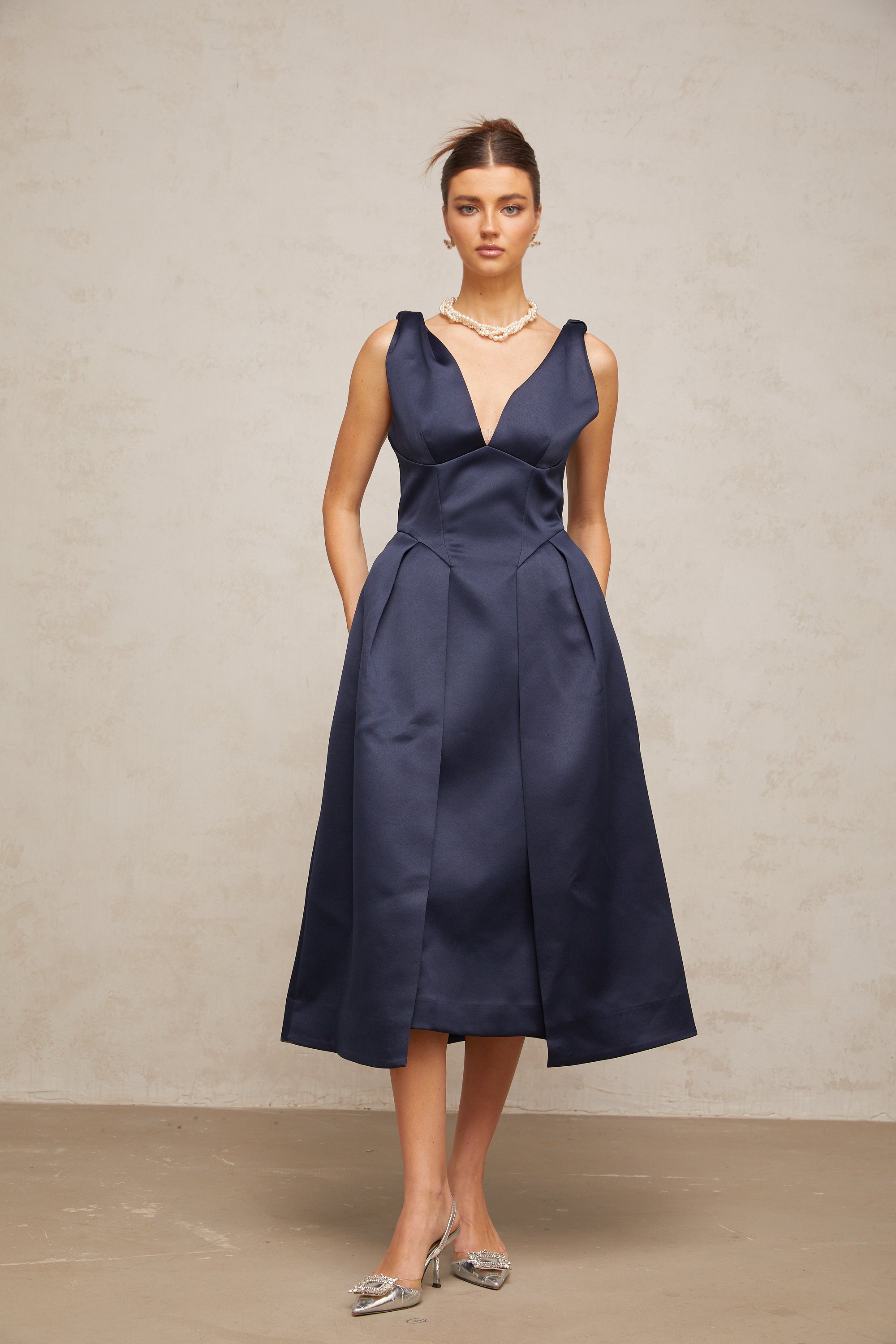Robe mi-longue en satin bleu à nœuds « Chantale » (Vente définitive)