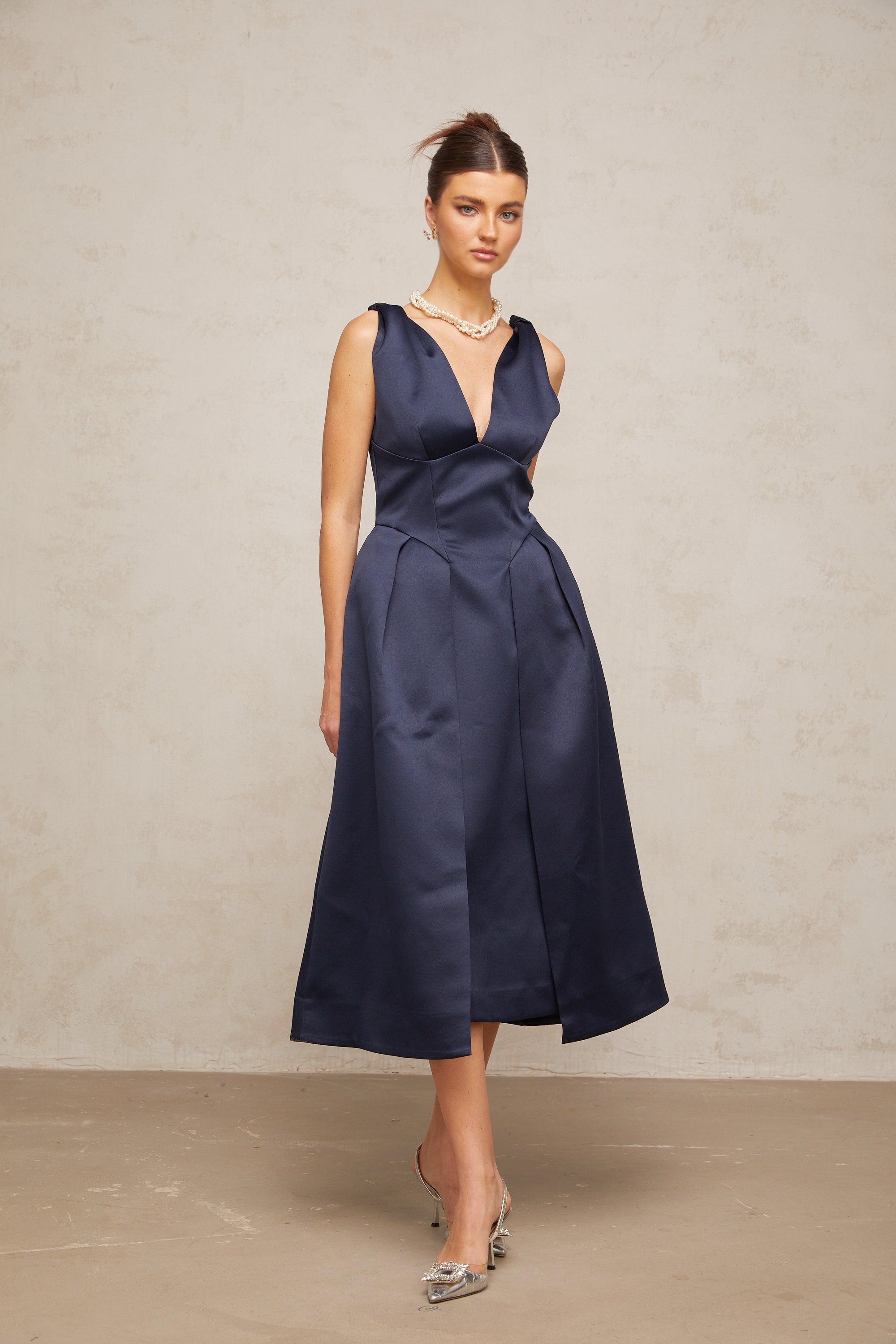 Robe mi-longue en satin bleu à nœuds « Chantale » (Vente définitive)