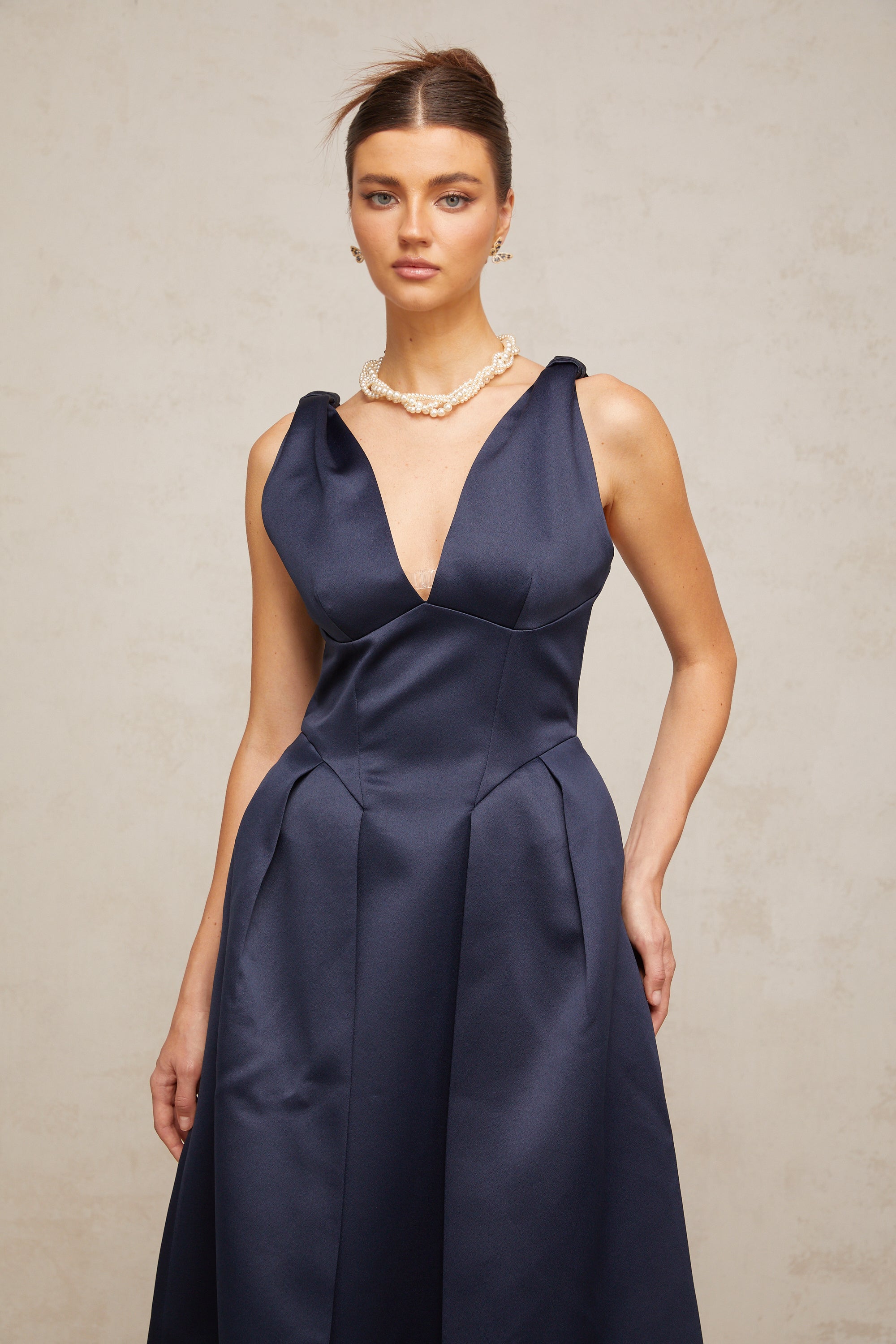 Robe mi-longue en satin bleu à nœuds « Chantale » (Vente définitive)