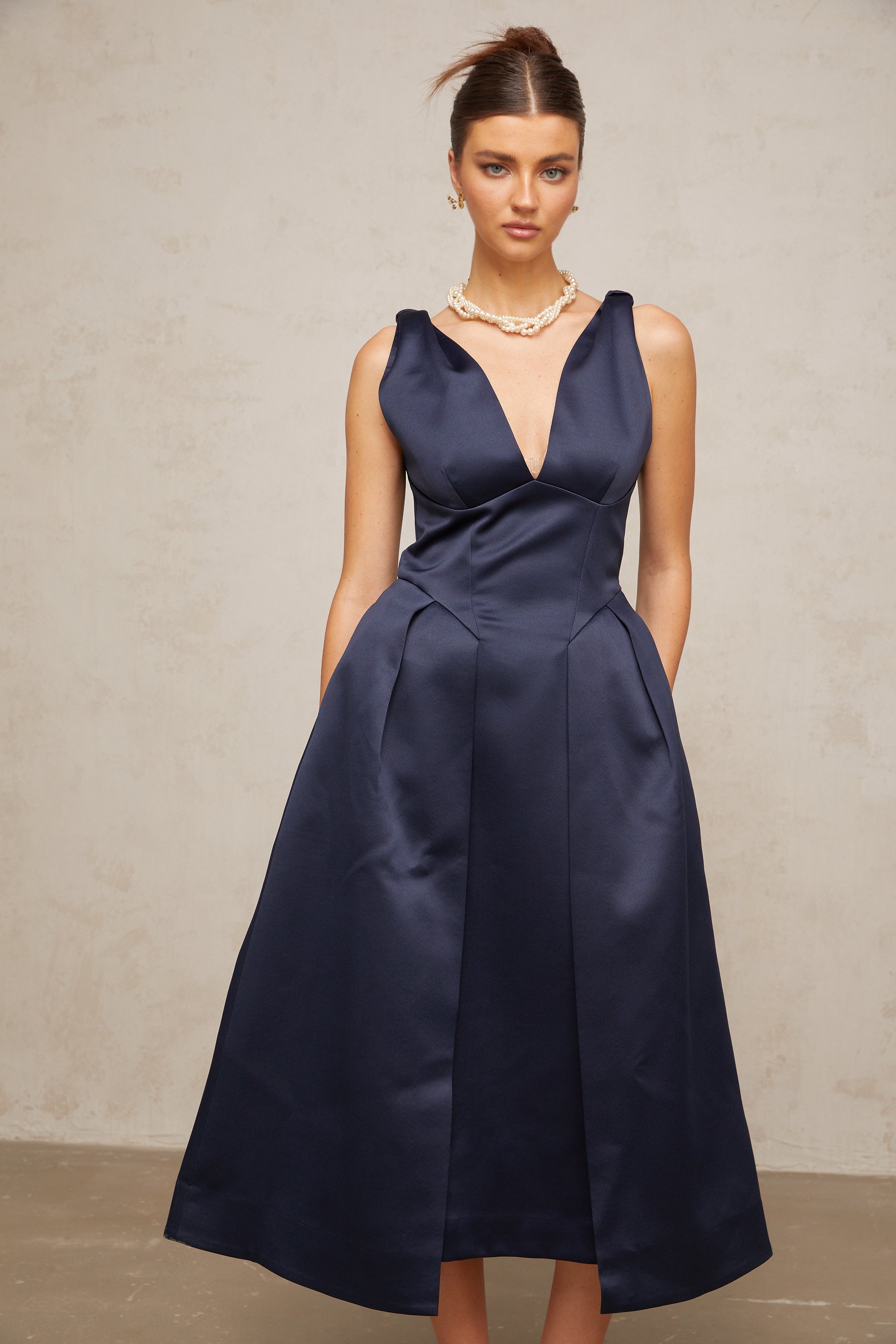 Robe mi-longue en satin bleu à nœuds « Chantale » (Vente définitive)