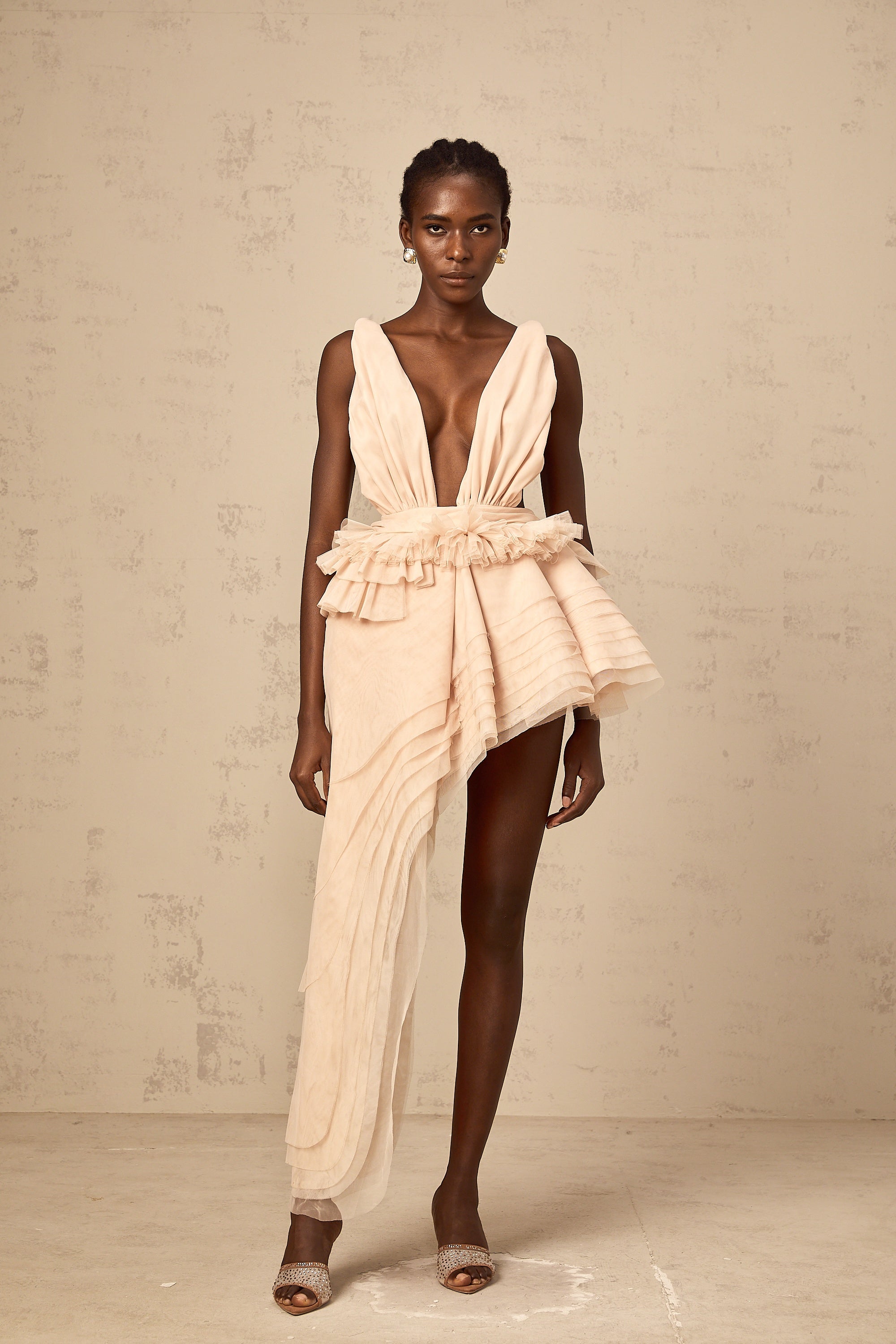 Mini-robe asymétrique à motif ruban Isoline, couleur neutre (Vente définitive - États-Unis uniquement)