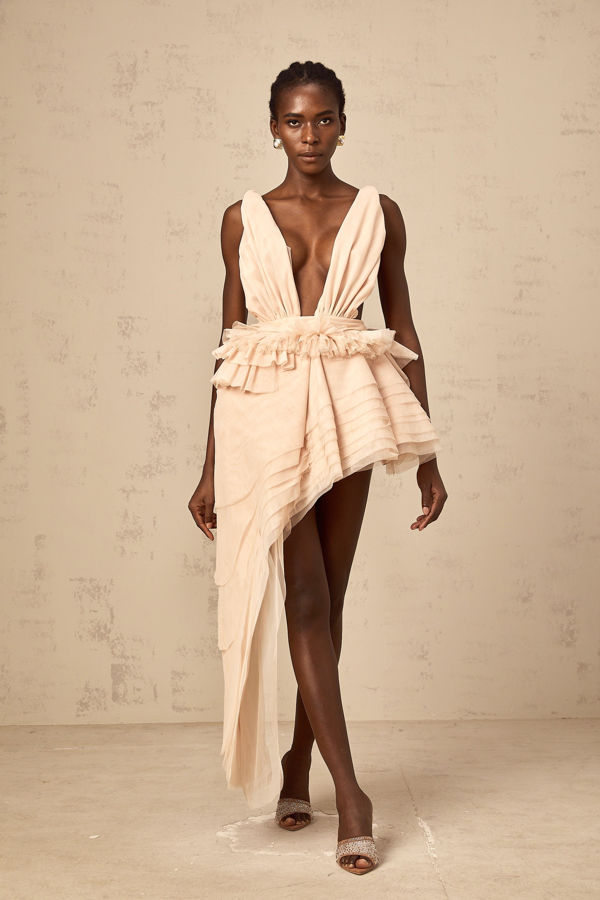 Mini-robe asymétrique à motif ruban Isoline, couleur neutre (Vente définitive)
