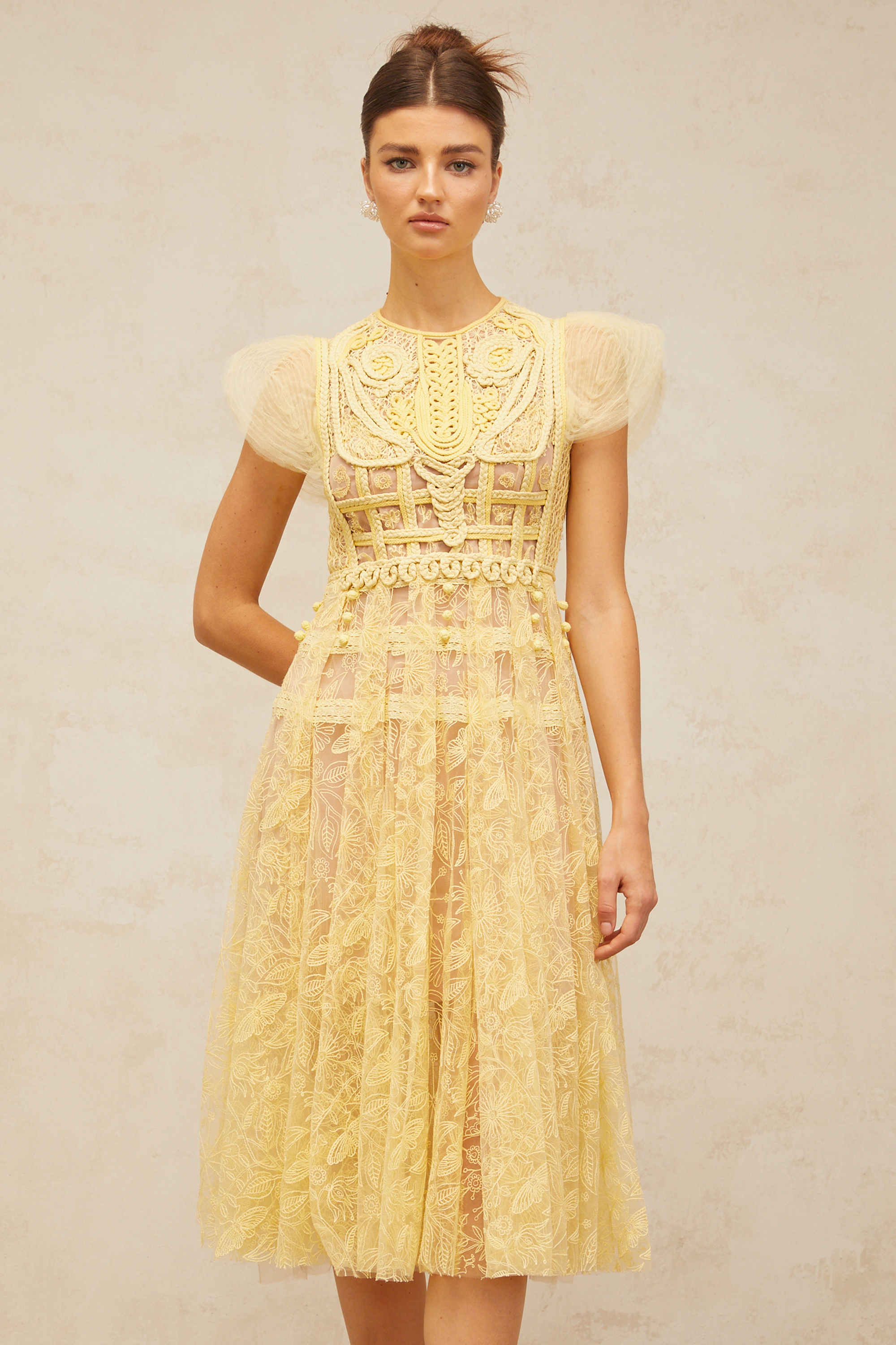 Robe mi-longue plissée en dentelle brodée jaune Véronique (Vente définitive - États-Unis uniquement)