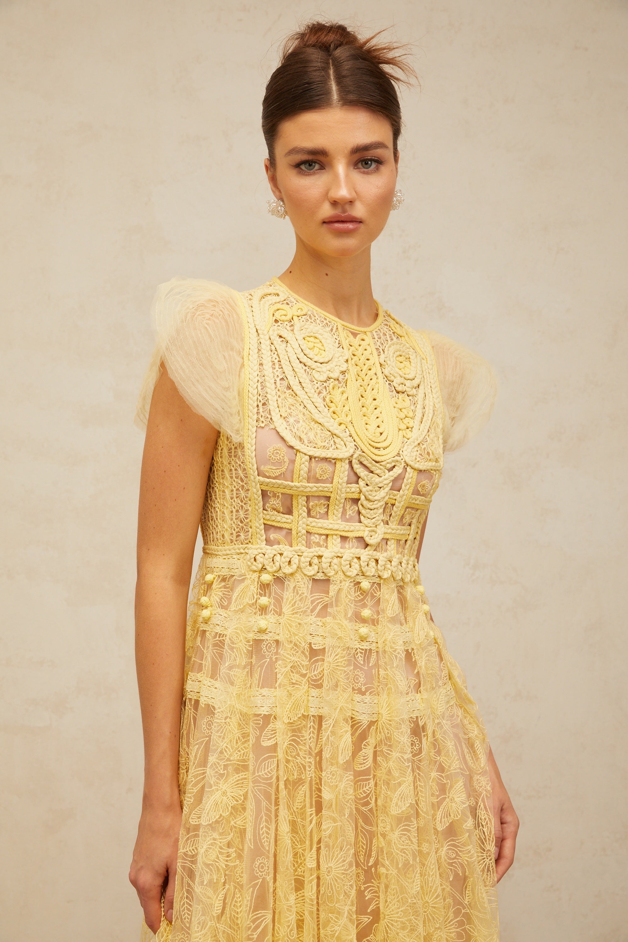 Robe mi-longue plissée en dentelle brodée jaune Véronique (Vente définitive - États-Unis uniquement)