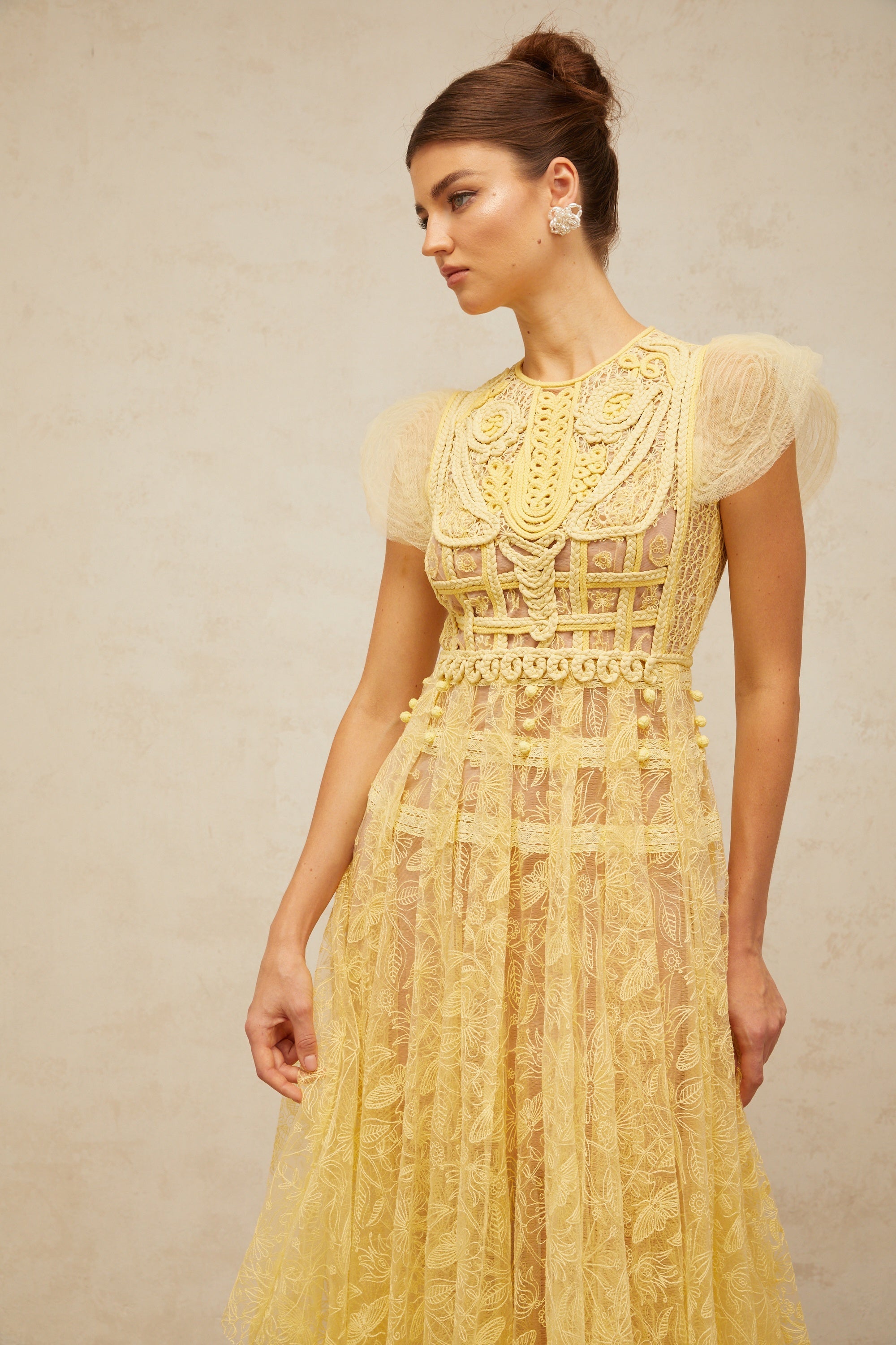 Robe mi-longue plissée en dentelle brodée jaune Véronique (Vente définitive - États-Unis uniquement)