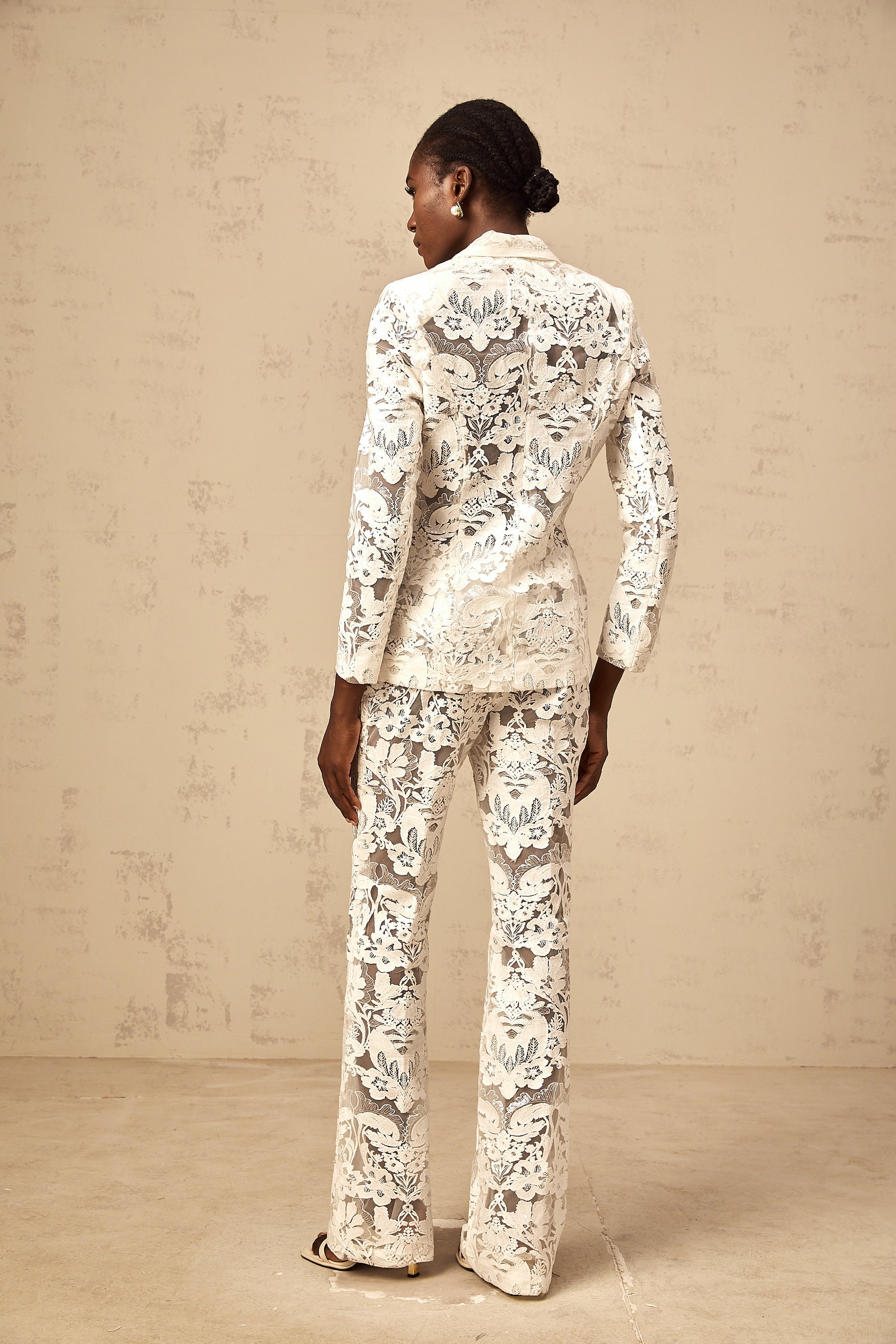 Ensemble coordonné Yaelle : blazer en tulle blanc à paillettes et broderies florales et pantalon (Vente définitive - États-Unis uniquement)